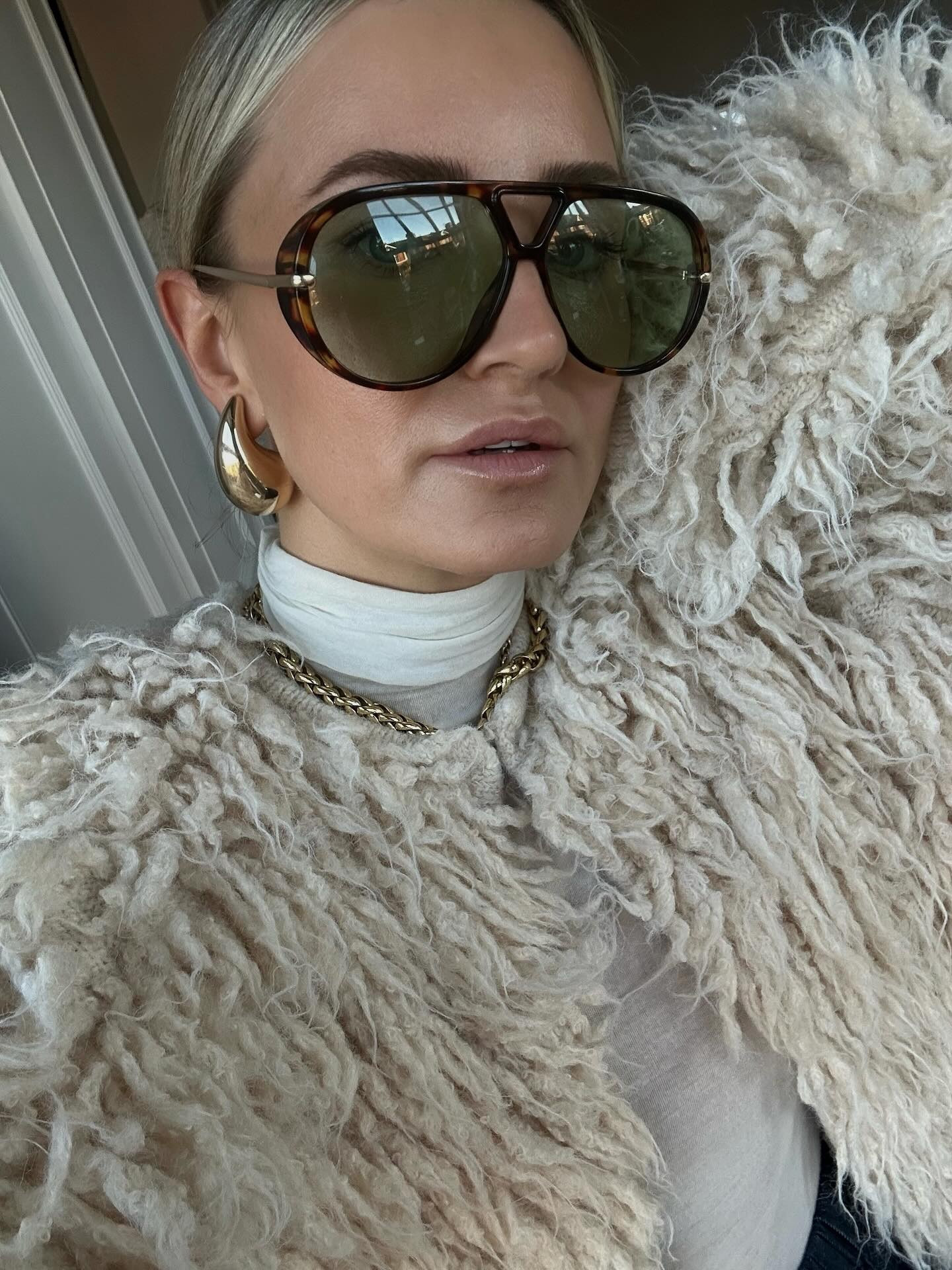 Fluffy coat energy and scenes from this week ❤️

#WinterStyle #ColdWeatherLooks #FluffyCoats #ShearlingSeason #LayeringEssentials #OOTD