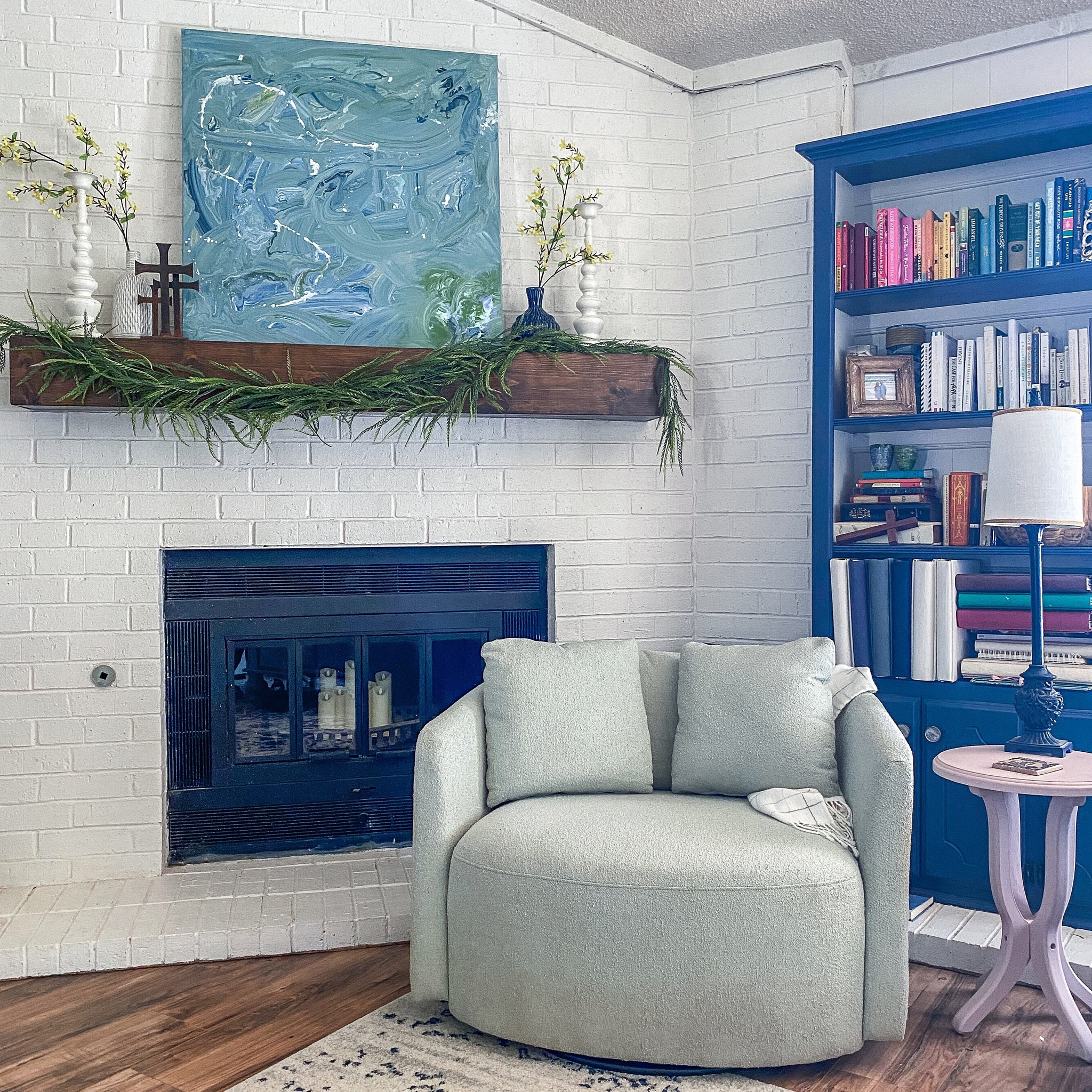 Ah spring 🥰❤️💕 how I love thee so!! What’s your favorite season?? My home feels more cozy now that I got the mantle decorated. Not holiday specific really so this could last for months!
.
#spring #springdecor #springmantel #homedecor #cozyhomedecor