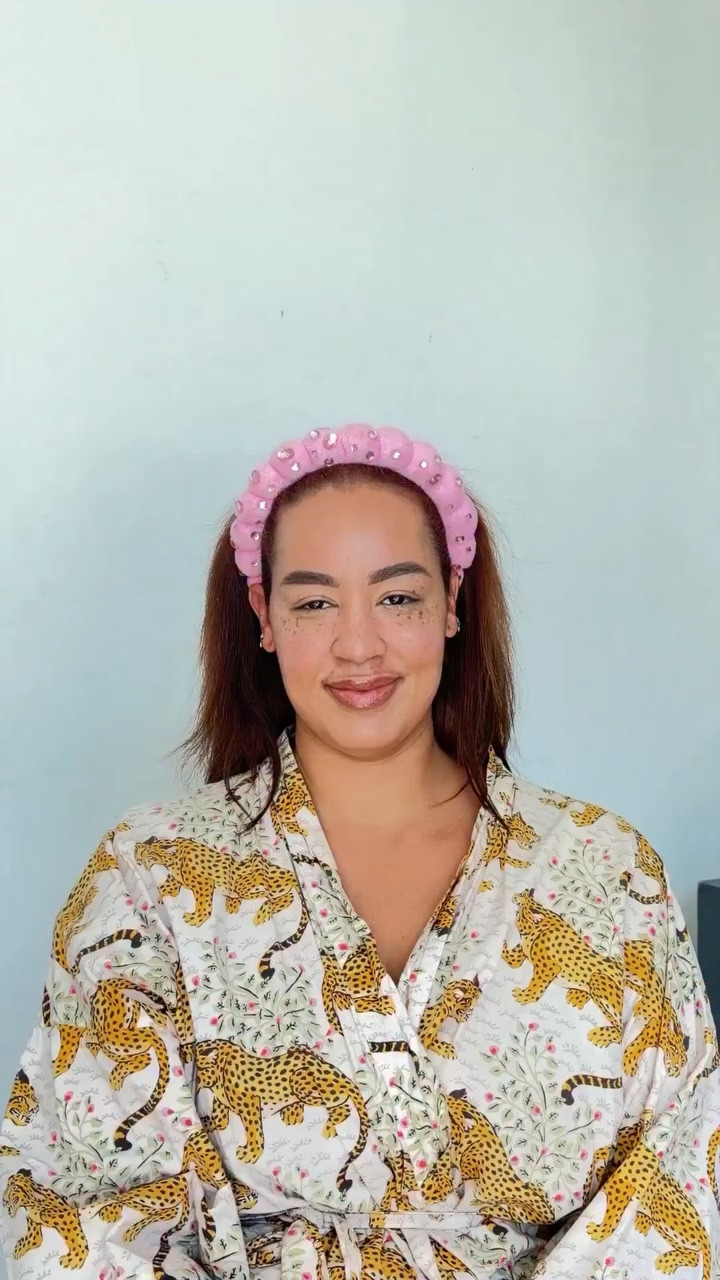 Cheers to a 10sec face💄and a new week of possibilities🙌🏽🥰
Comment “Face” and I will dm you the products used💕

Products Used
@dibsbeauty love beam perfector 
@hudabeauty easy blur foundation 
@onesize cheek clapper 
@yslbeauty bronzer 
@charlottetilbury airbrush flawless setting spray 
@maccosmetics spike/mull it over 

#grateful #beauty #curvy #transition #fullface