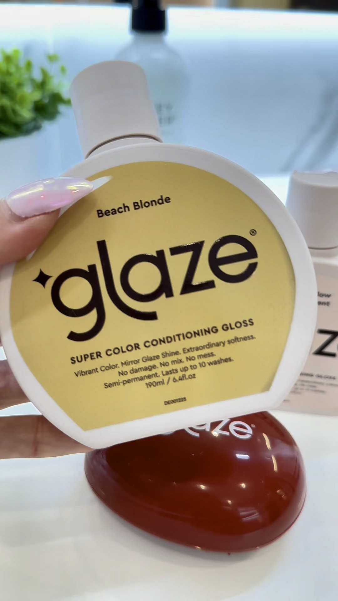 🌟 Mirror-like shine, extraordinary softness! ✨
Just tried Glaze from Target - Super Color Conditioning Gloss in Beach Blond and I’m obsessed! 😍 As someone who’s blind, finding products that deliver results effortlessly is key. This semi-permanent gloss lasts up to 10 washes, deeply conditions in one use, and leaves hair vibrant! Simply apply to clean, wet hair, wait 10 minutes, then style as usual. 🚿 Can’t get enough of the results!

#LTKbeauty #LTKxTarget #LTKVideo