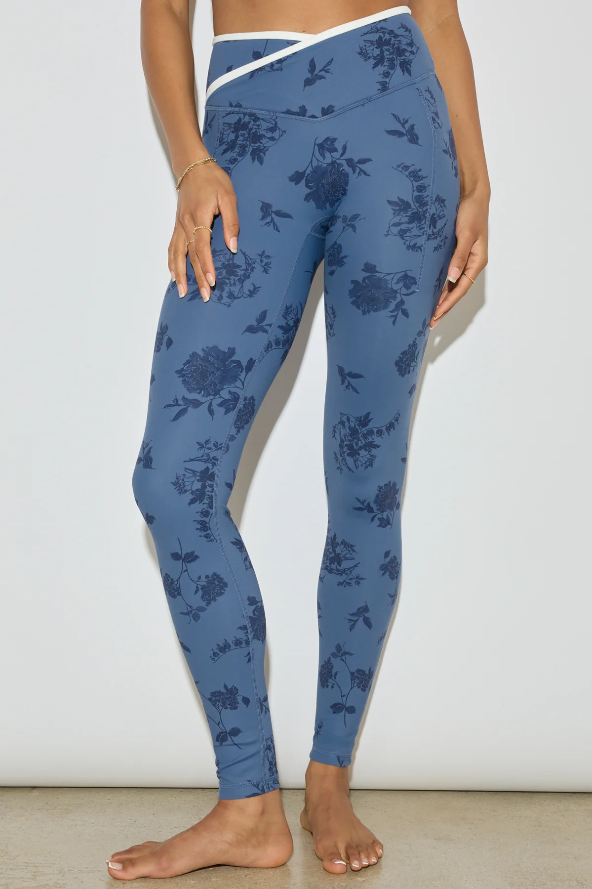 Crisscross Hourglass® Legging with Pockets - Secret Garden | POPFLEX