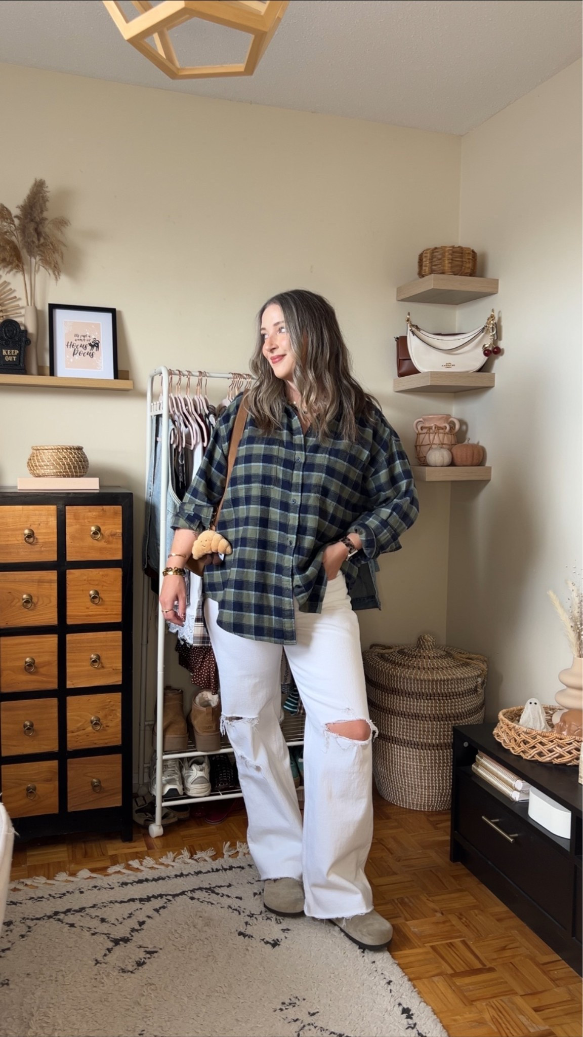 Casual fall outfit! Wearing size M in the plaid flannel shirt and size 30 in the white jeans. I’m a 9.5-10 shoe and wear a 40 in the Birkenstocks