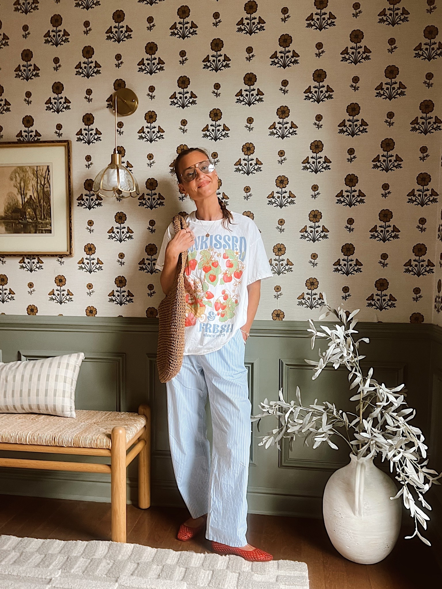 Casual outfit and deets for the room 😁


Amazon/jelly/sandals/wallpaper/home decor/home finds