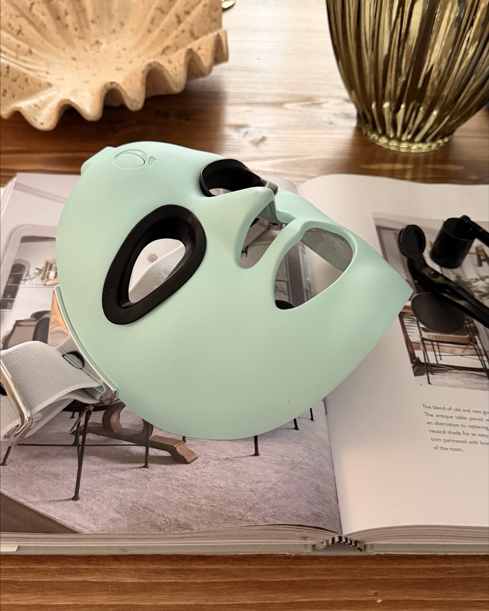 Qure LED light mask! La luz LED ayuda a estimular colágeno, mejorar la textura de la piel y promover un glow saludable mientras te regalas un momento de autocuidado. ✨💆🏽‍♀️