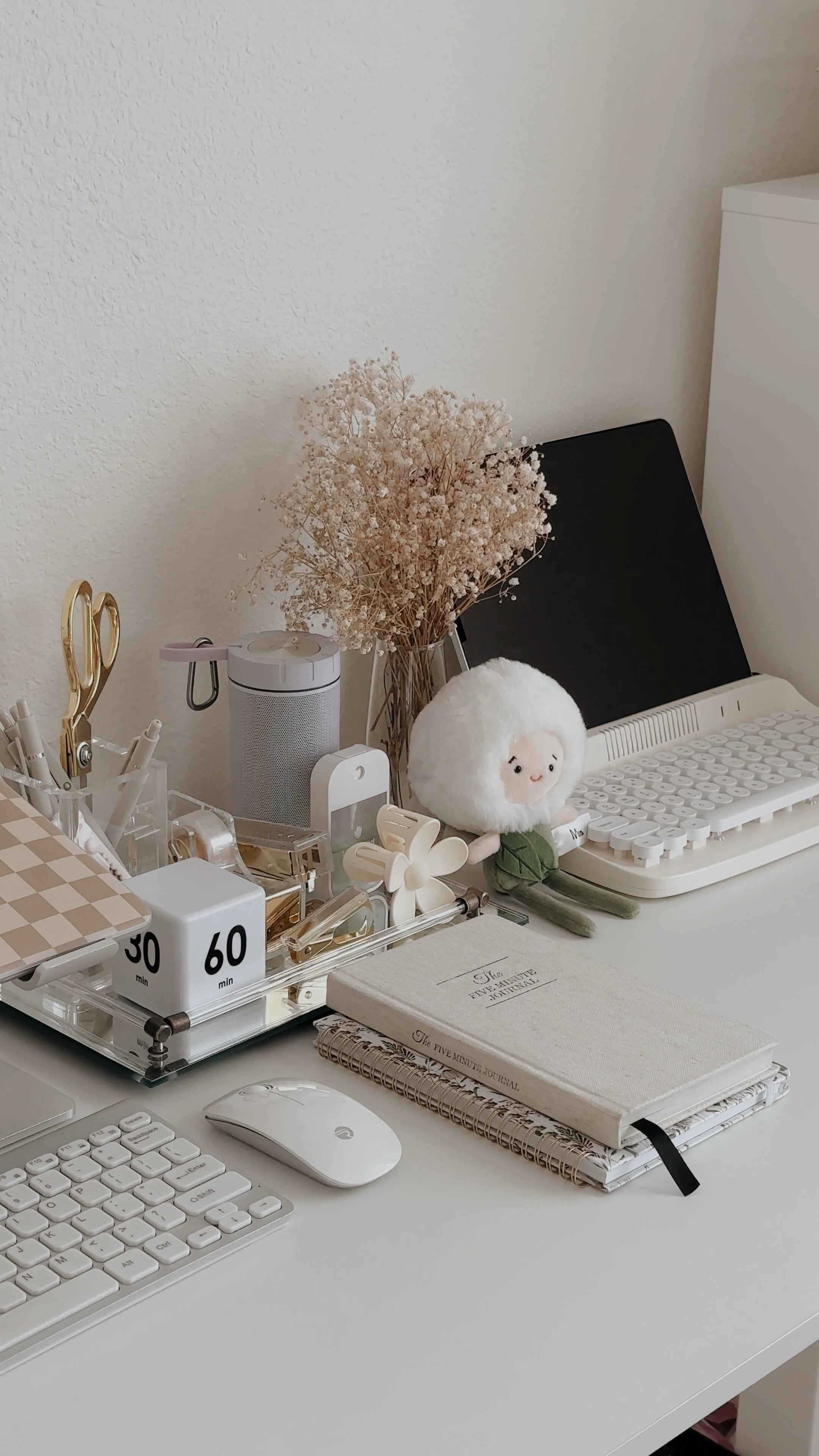 Home office reset

Home office, office inspo, home office decor, home refresh, cleaning tips, cleaning hacks

#LTKHome