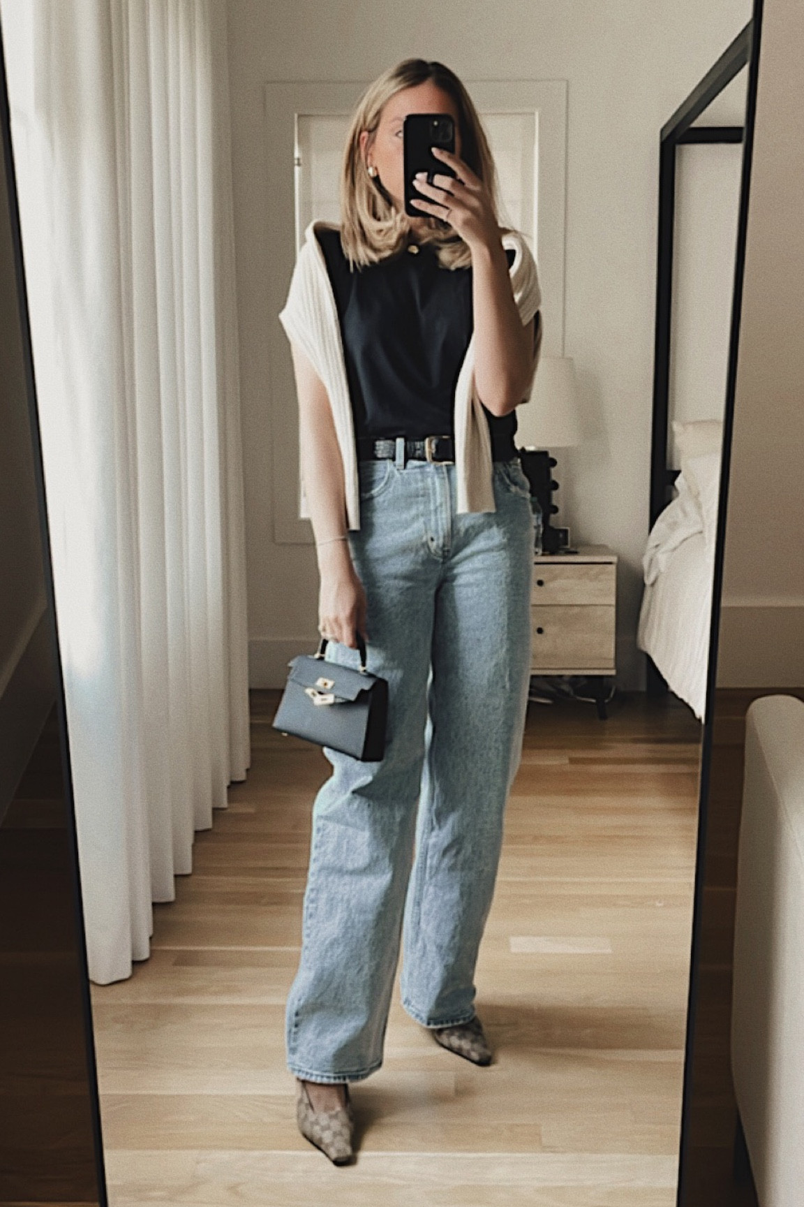 Trouser jeans / Gucci shoes / mini bag 