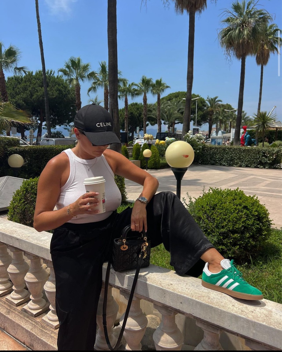 chaussures gazelle vert, sneakers Adidas gazelle, pantalon large en satin de soie noir, pantalon satiné H&M, crop top à bretelle blanc, top coton blanc basique, casquette noire Celine, mini Lady Dior en cuir noir 

#LTKeurope #LTKstyletip #LTKFind
