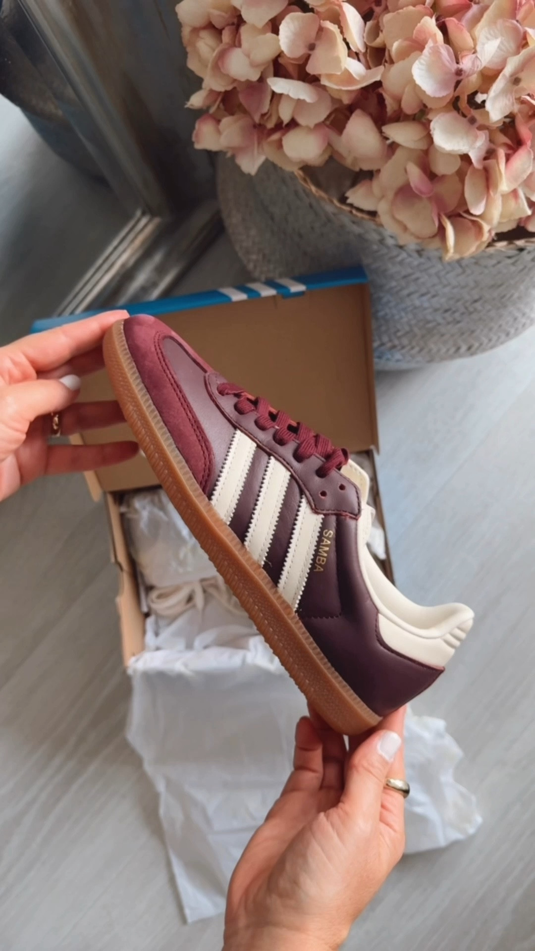 Adidas SAMBA OG Maroon core white gold metallicc

Deportivas sneakers trainers #LTKGiftGuide #adidas #adidassamba#LTKshoecrush#LTKFashionMonth 

#LTKeurope #LTKgiftguide #LTKshoes