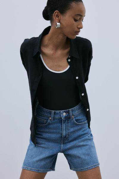 High-waisted denim shorts | H&M (UK, MY, IN, SG, PH, TW, HK)