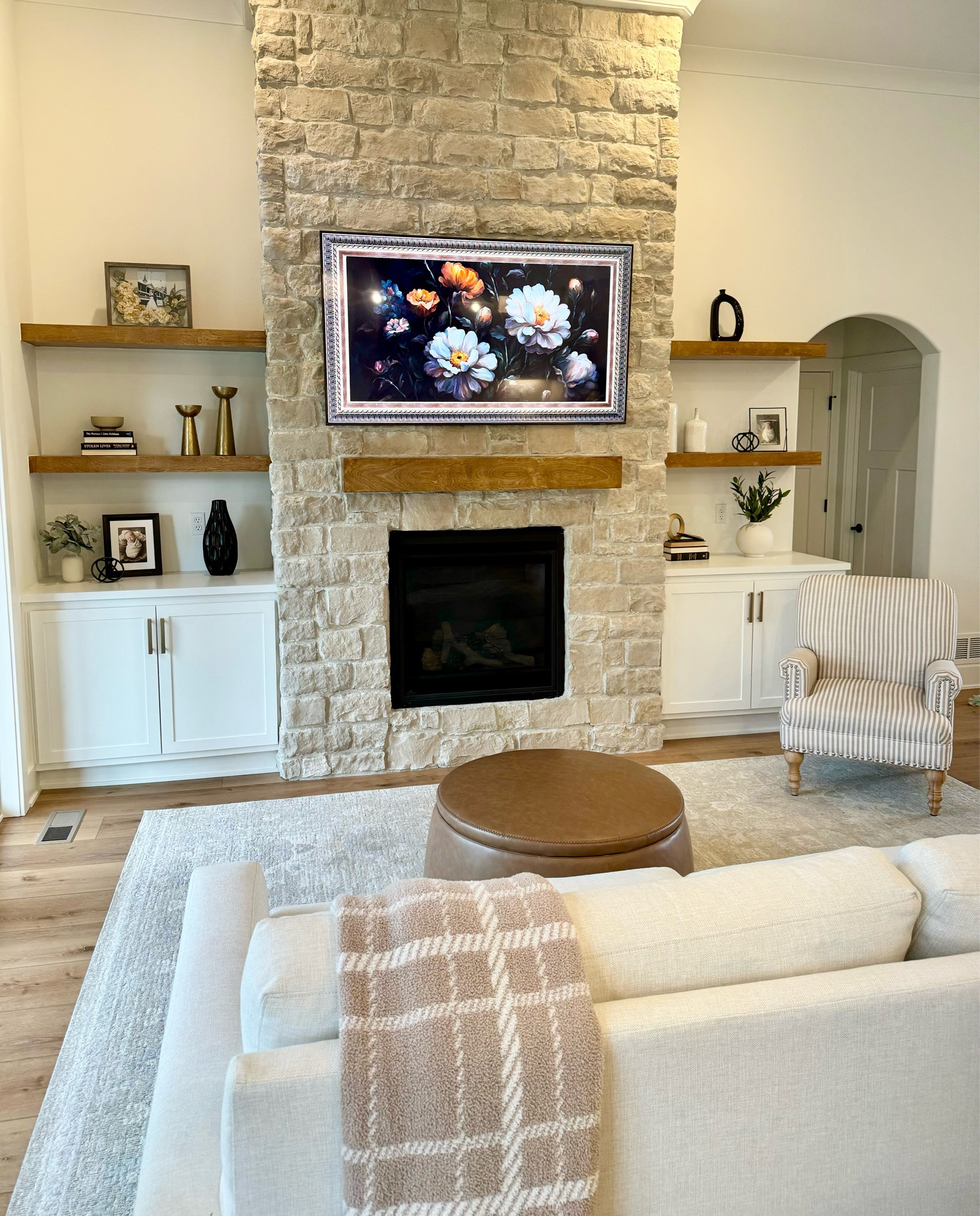 Living Room

Living Room Decor | Shelf Decor | White Couch | Accent Chair | Fireplace Mantle | Floating Shelves 

#LTKhome