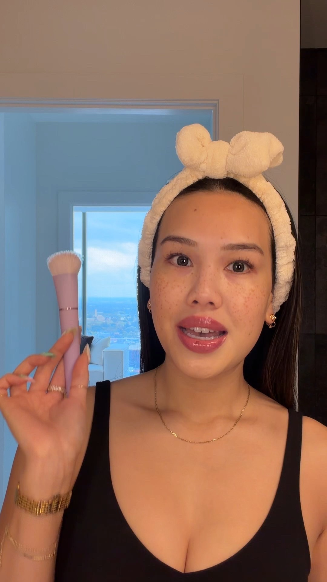 Blends your moisturizer evenly, keeps your fingers clean, and gives the smoothest base before makeup.
Linked on my TikTok Shop 💕

@anisabeautybrushes #anisabeauty #skincare
