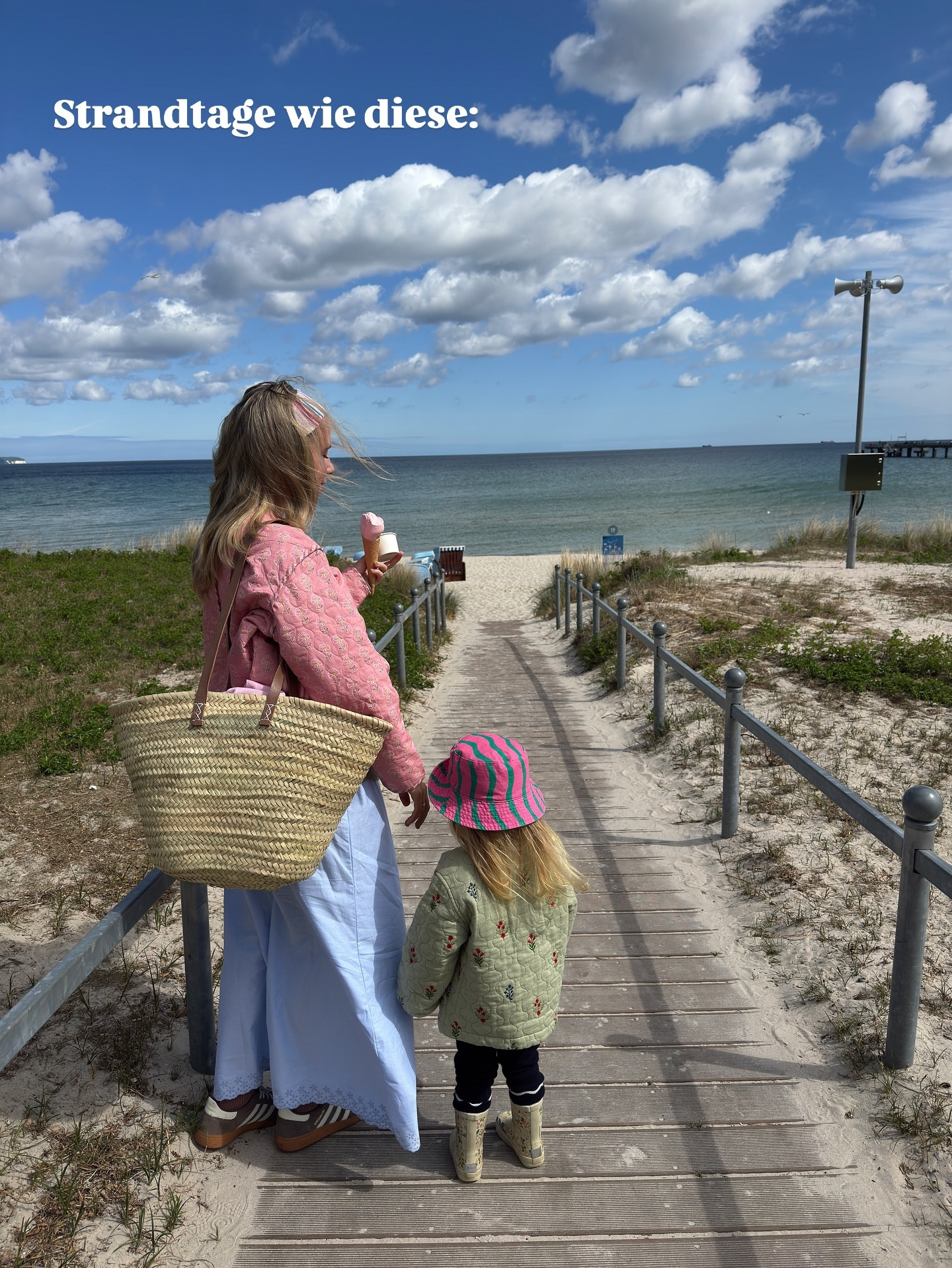 Strandtage wie diese: dänisches Softeis, bunte Muster, blauer Himmel, die ersten Tage am Meer und Gedanken die frei sein können. #beach #sommer #travelblogger #mamablogger #scandiaesthetic #coastalmom #mamaleben #meer