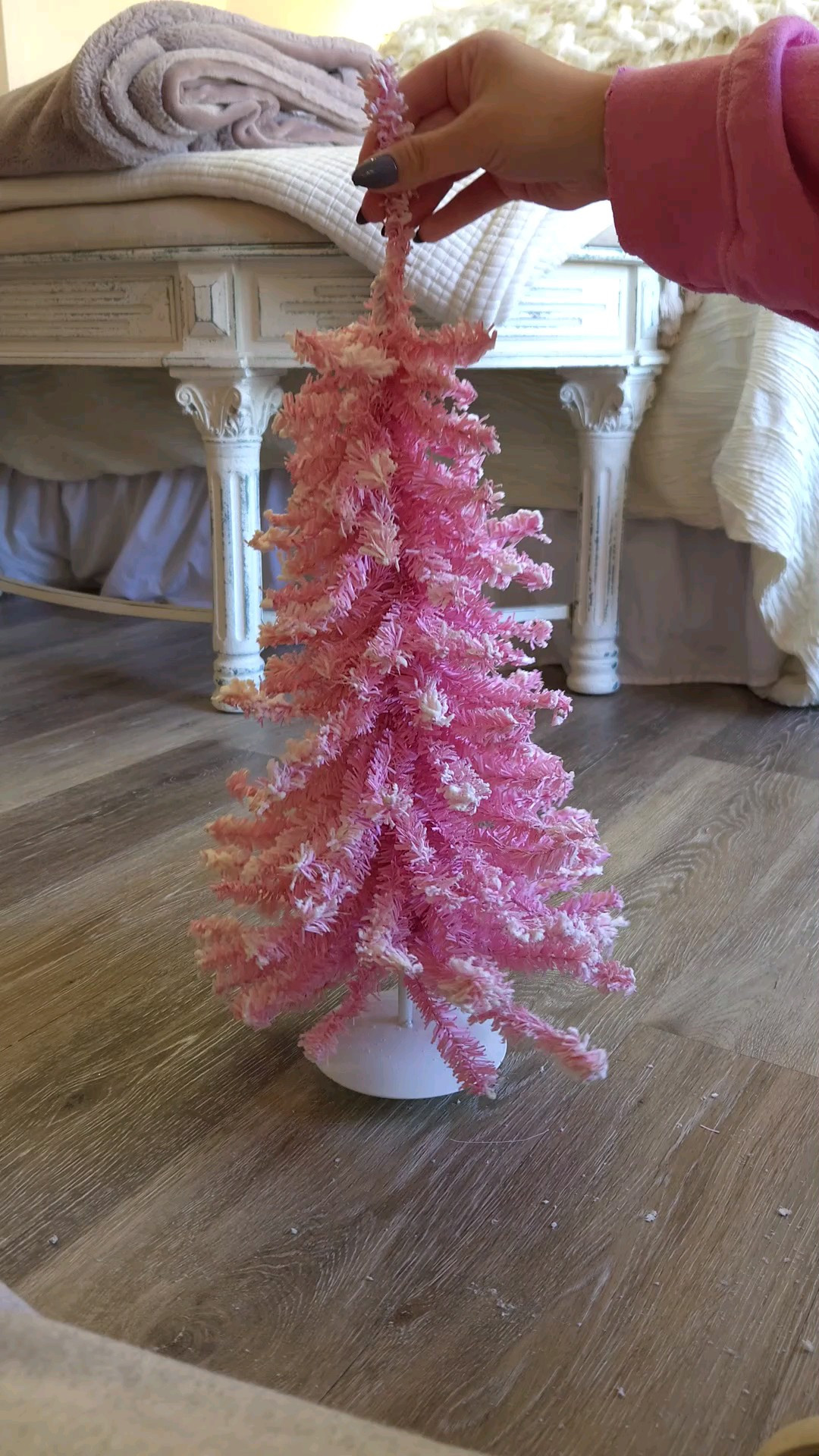 Decorating my mini pink Christmas tree!! 🎀🎄🩷

