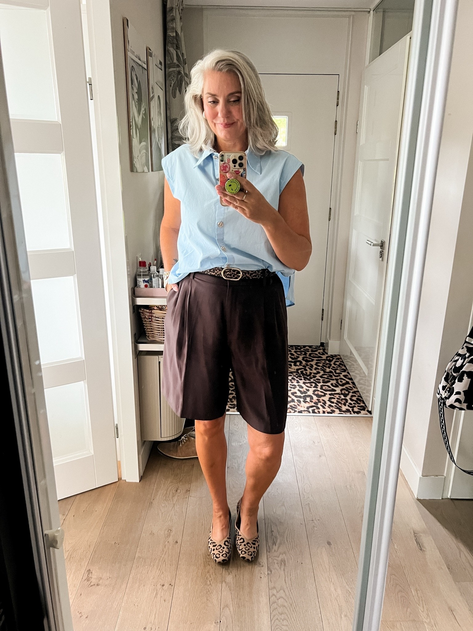 OOTD - Vrijdag. Een donkerbruine, nette bermuda (44) met daarop een lichtblauwe blouse met korte mouwtjes (Norah, 40) Eén luipaardprint ceintuur of riem en luipaardprint ballerina schoentjes.

#LTKnederlands #LTKeurope #LTKsummer