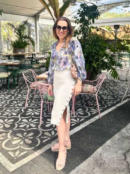 💙Brunch vibes 💙
Floral boho silk blouse
White midi rib side split skirt
Pink wedge sandals
Brunch outfit inspo
Spring outfit inspo
Weekend outfit 
Work outfit 
Ladies over 40 outfit 

#LTKOver40 #LTKWorkwear #LTKStyleTip