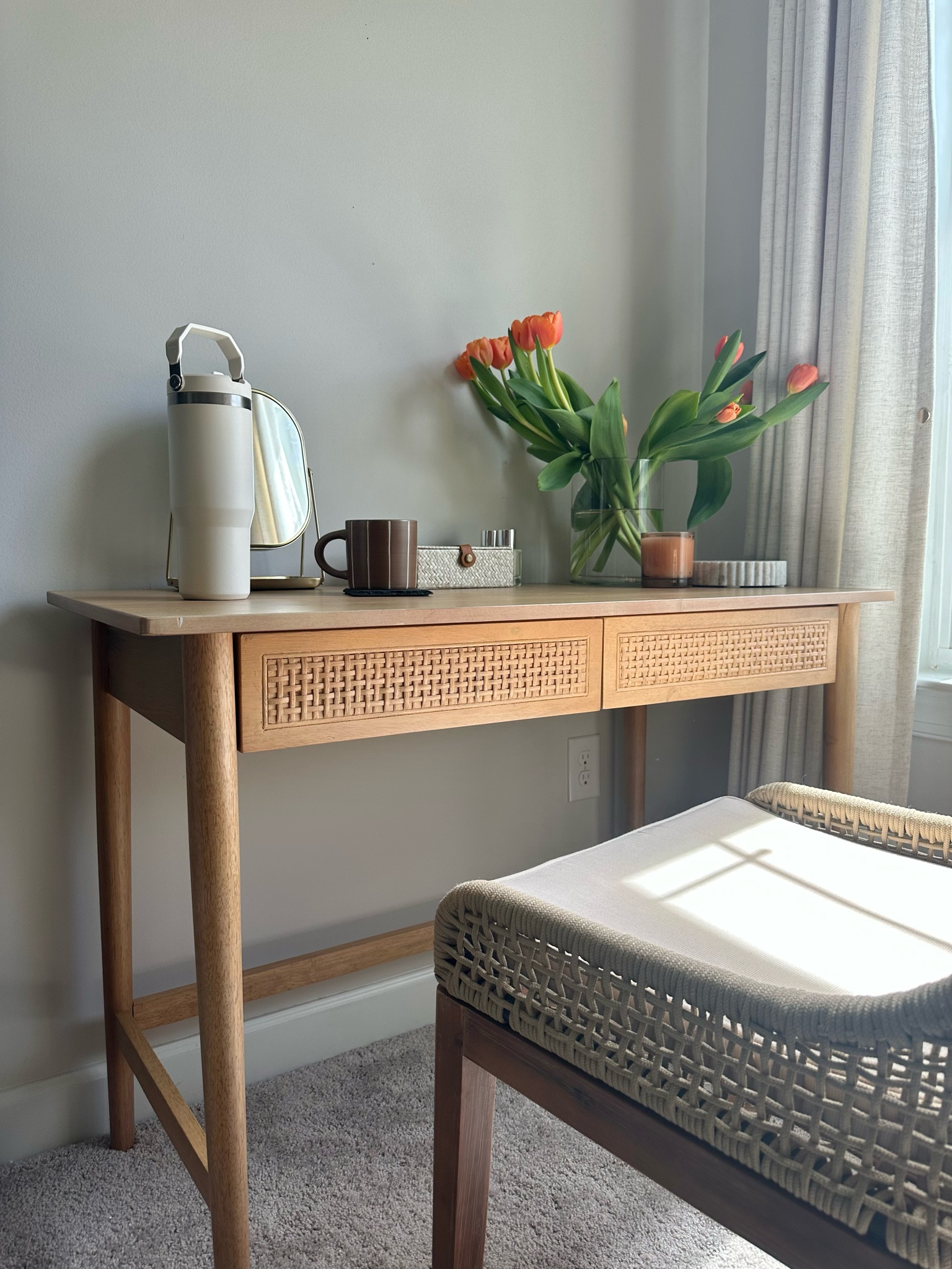 Makeup vanity
Office desk
Vanity
