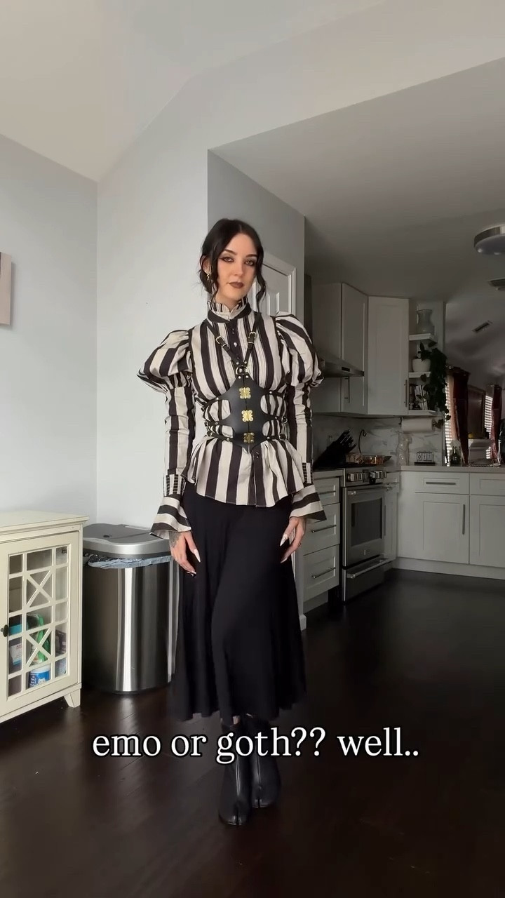this is how i identify 😌 top is selkie code aussiedomxo 

#gothstyle #gothicfashion #victoriangoth

#LTKValentine