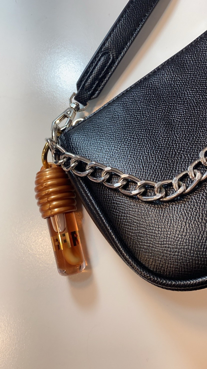 Gloss Fran by Franciny Ehlke Liphoney 🐝🍯 com extrato de mel, proporciona hidratação profunda, brilho natural e luminoso, textura leve e não pegajosa. Meu queridinho, fica lindo pendurado na bolsa 🫶🏻✨