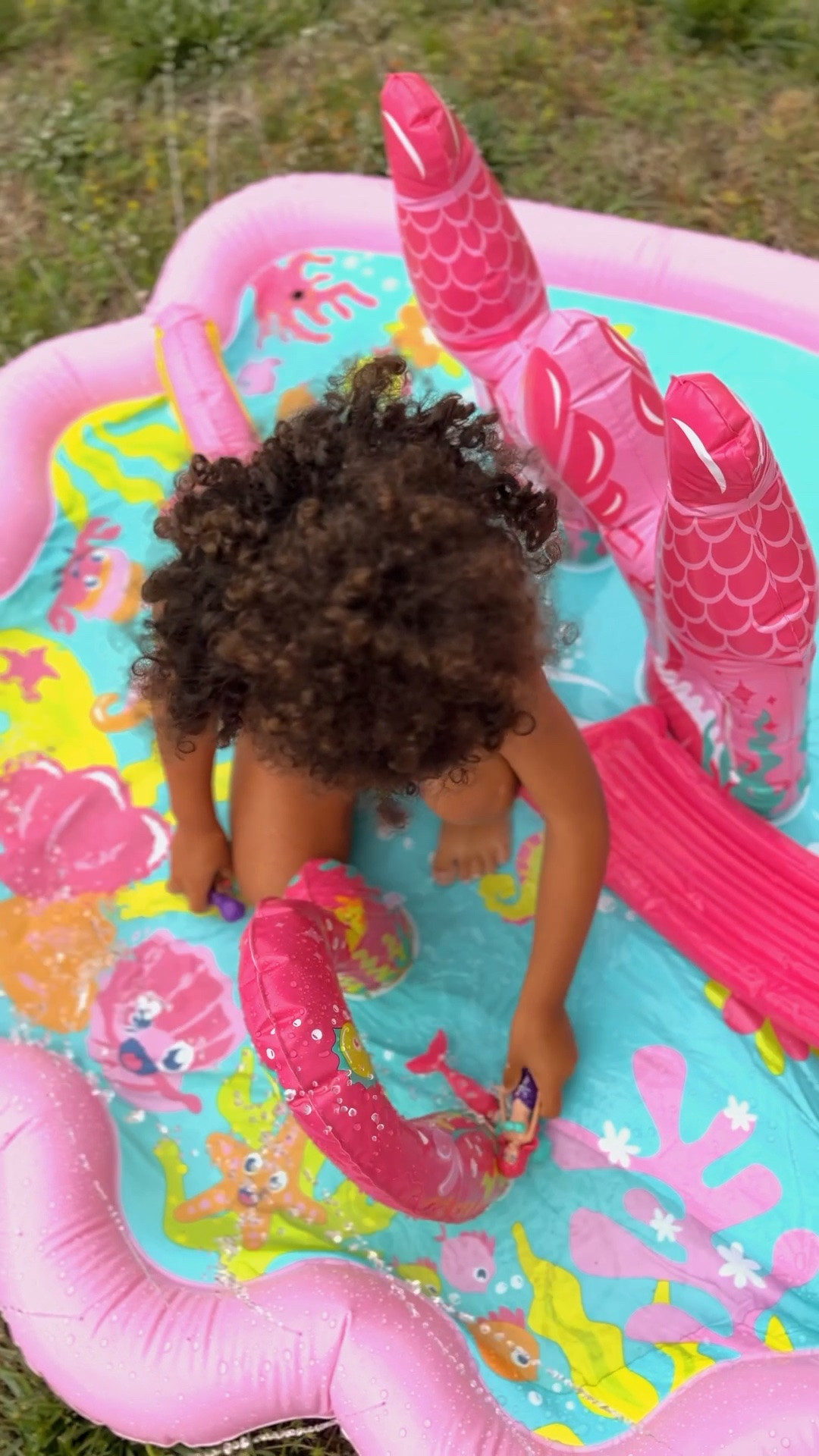 Our new summer staple 😍 my daughter has always hated water sprayed in her face and so I was nervous, but having the mermaids to play with (which it comes with 3 🧜🏽‍♀️) I think has gotten her over the water phobia! Major win!