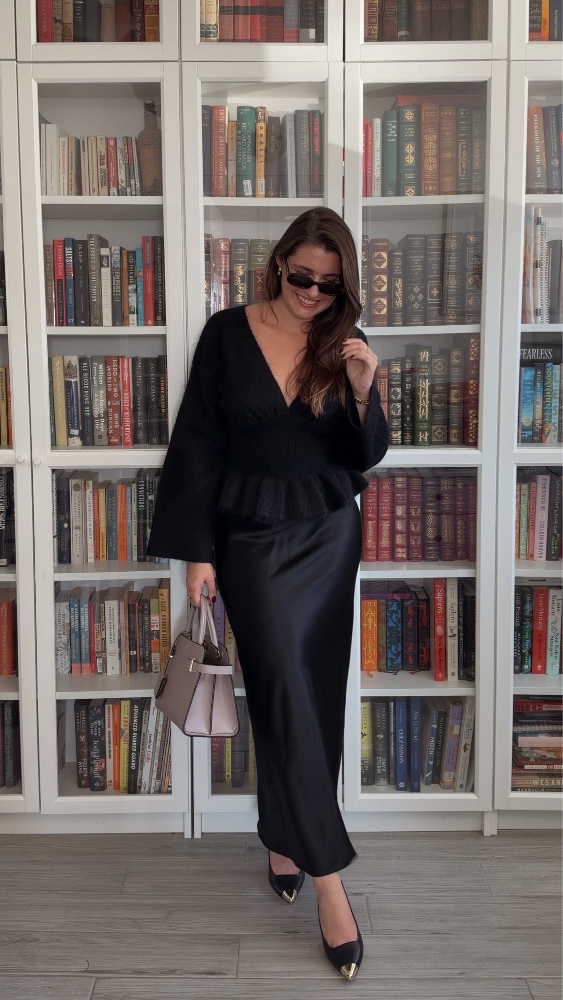 @SEZANE Pauline Jumper 🖤

Love how easily this knit can be dressed up or down, wearing size S

Outfit details:
Sweater: @SEZANE 
Purse: Le Tanneur 
Skirt: @Aritzia 
Shoes: Banana Republic (old co, linked similar)

With Amour, M.