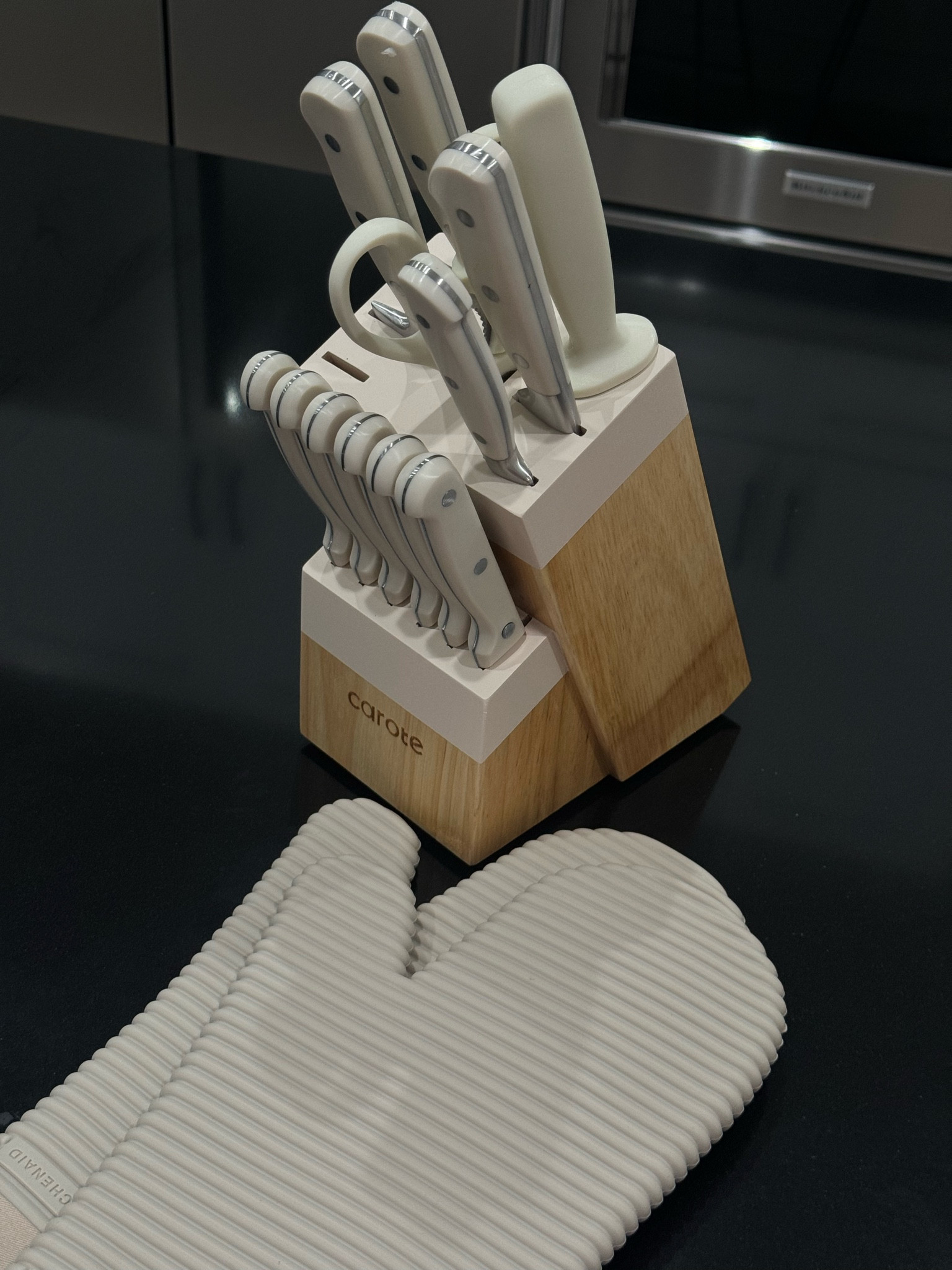 My new knife set and mittens 🥰 everything is still on sale! 

#LTKSaleAlert #LTKGiftGuide #LTKHome