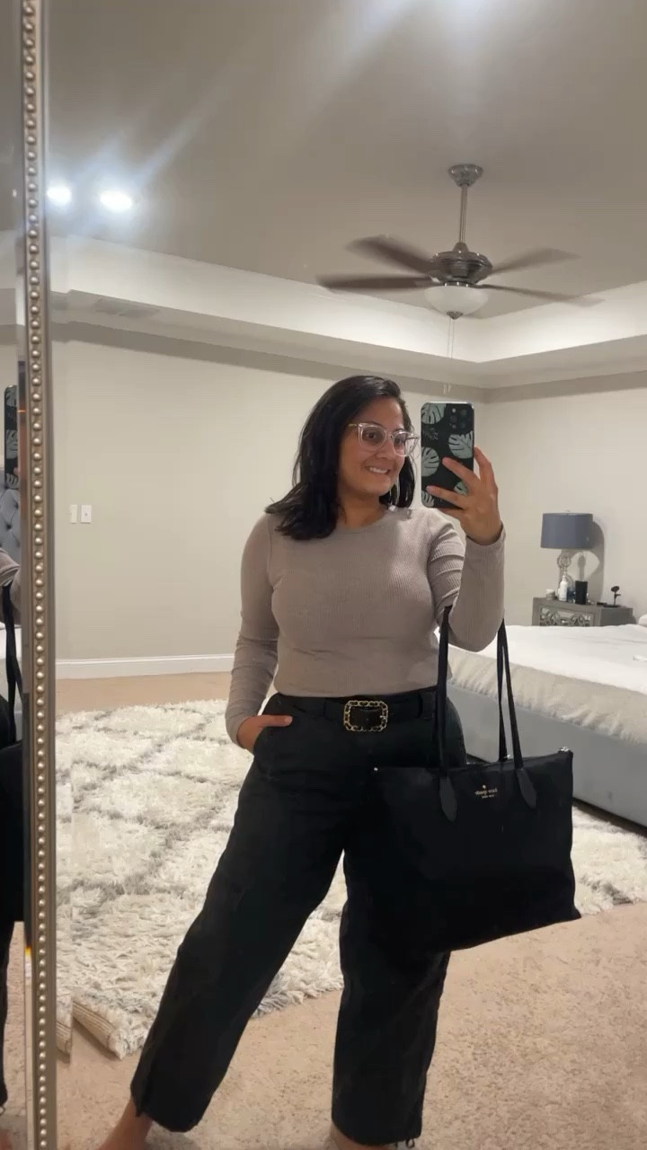 These balloon cargo pants from @oldnavy are the perfect pants to dress up or down. It can be tied by the ankle for a fitted utility pant look or worn like this for a work look. It’s currently on sale for $25! 

#LTKfindsunder50 #LTKCyberWeek #LTKsalealert