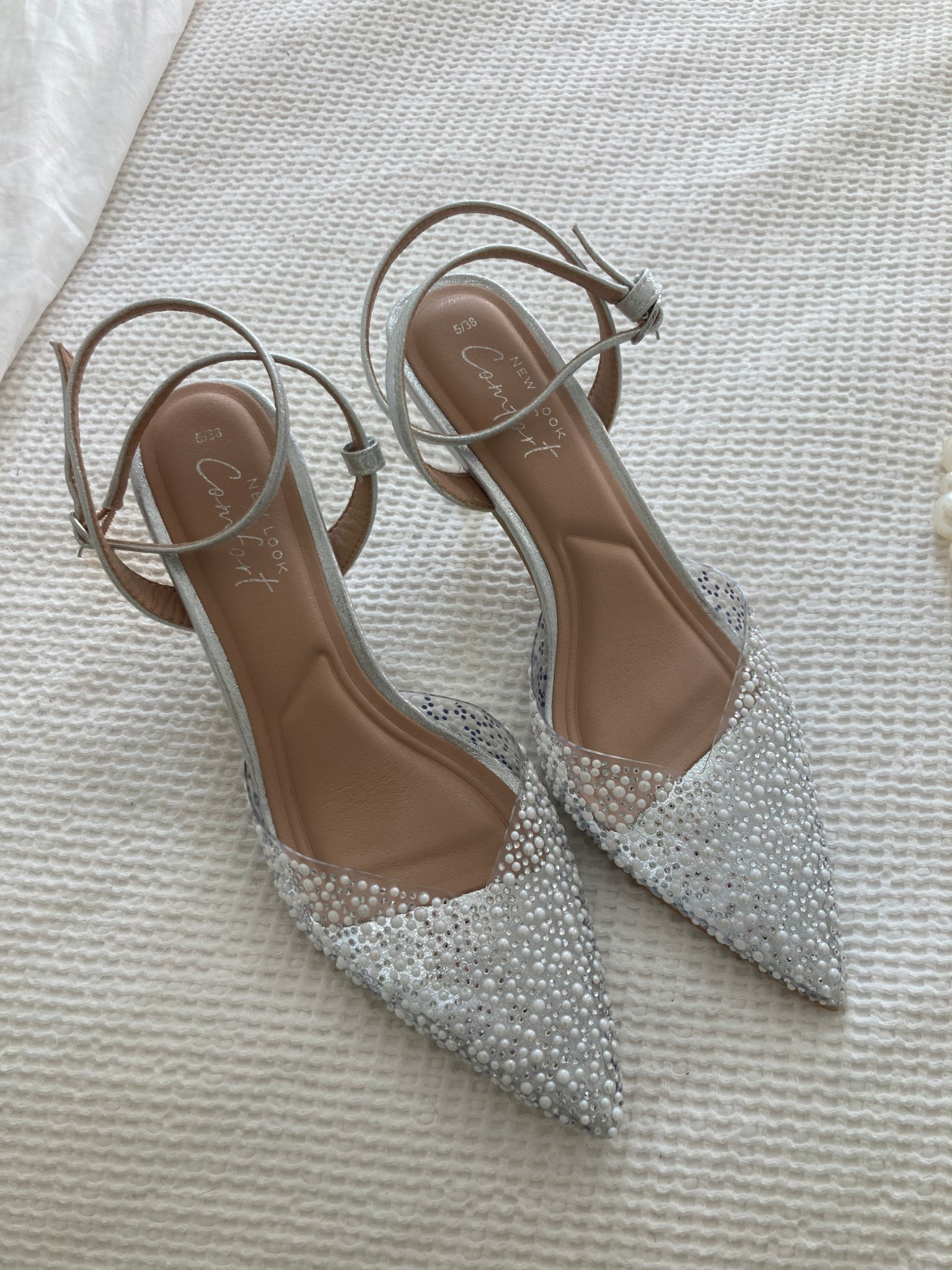 These details are so comfy as they they’re only a short stiletto so would be ideal for a wedding guest! They’re so pretty and girly! I would go with so many dressy pieces as they’re just neutral colours! 

@newlook #pearlheels #summerheels 