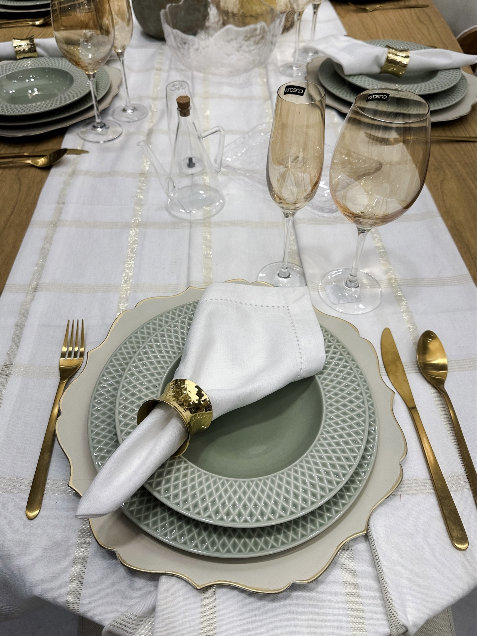 Mais uma inspiração de mesa posta para vocês! Essa também tem a carinha do Réveillon, mas é super usável para todas as outras ocasiões. 

E vocês já pararam para pensar que além de você comprar esses itens para sua casa, eles também são uma ótima opção para presentear? 

AMO dar e ganhar coisas de mesa posta! Acredito muito no elo familiar e na união a mesa, por isso sempre penso nela com tanto carinho. 🤍

#LTKGift 

#LTKGiftGuide #LTKhome #LTKbrasil