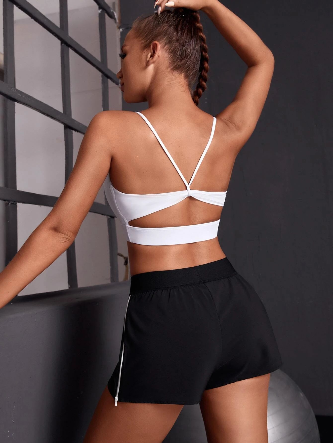 Light Support Solid Cut Out Back Sports Bra | SHEIN