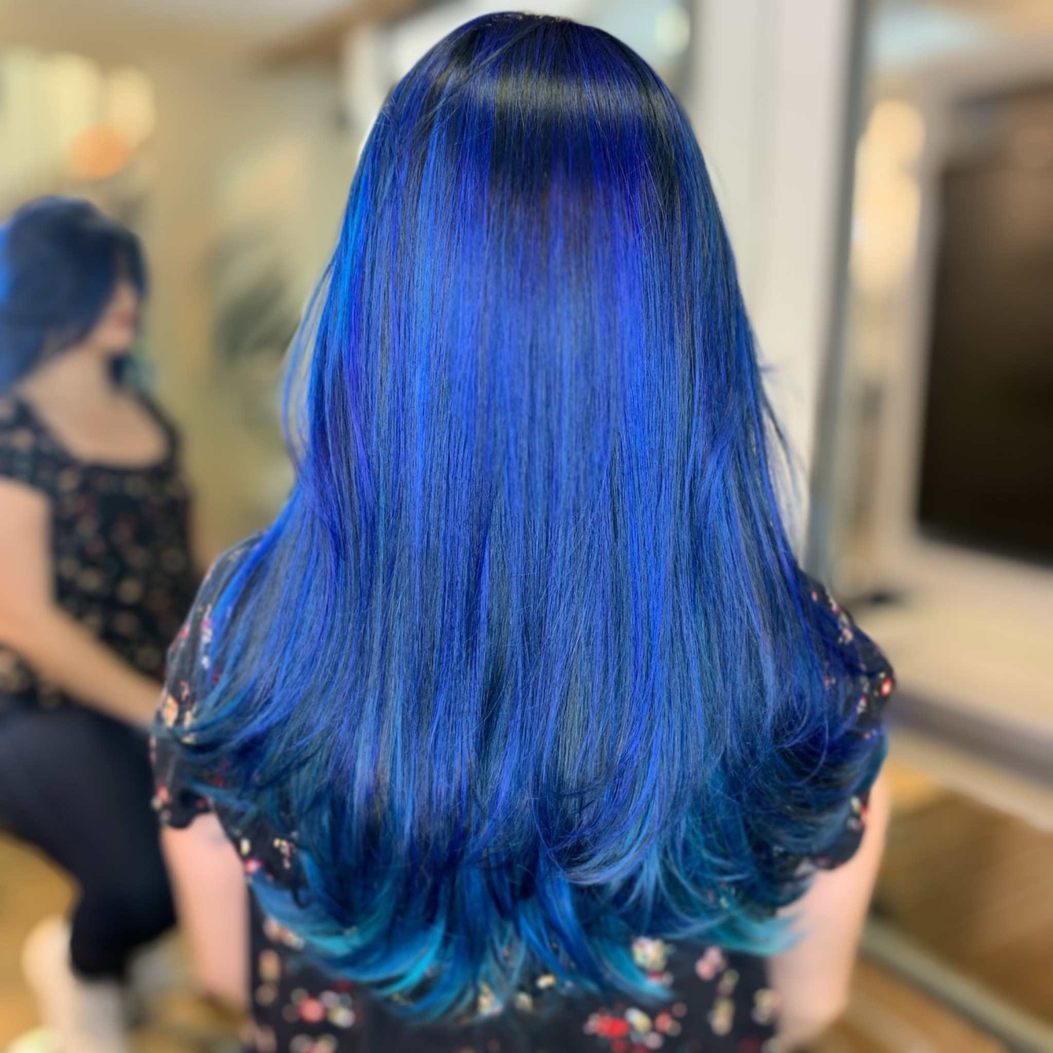 Nossa, que saudade desse cabelo azul! Usei três cores de tonalizante.  Estão aplicadas em camadas. No tomo, a mais escura, é a Blue; a do meio é a Blue Jeans e a última, mais clara, é baby blue 🩵
O legal é quando desbota fica esverdeado sereia 🧜‍♀️💖


#LTKbeauty #LTKbrasil