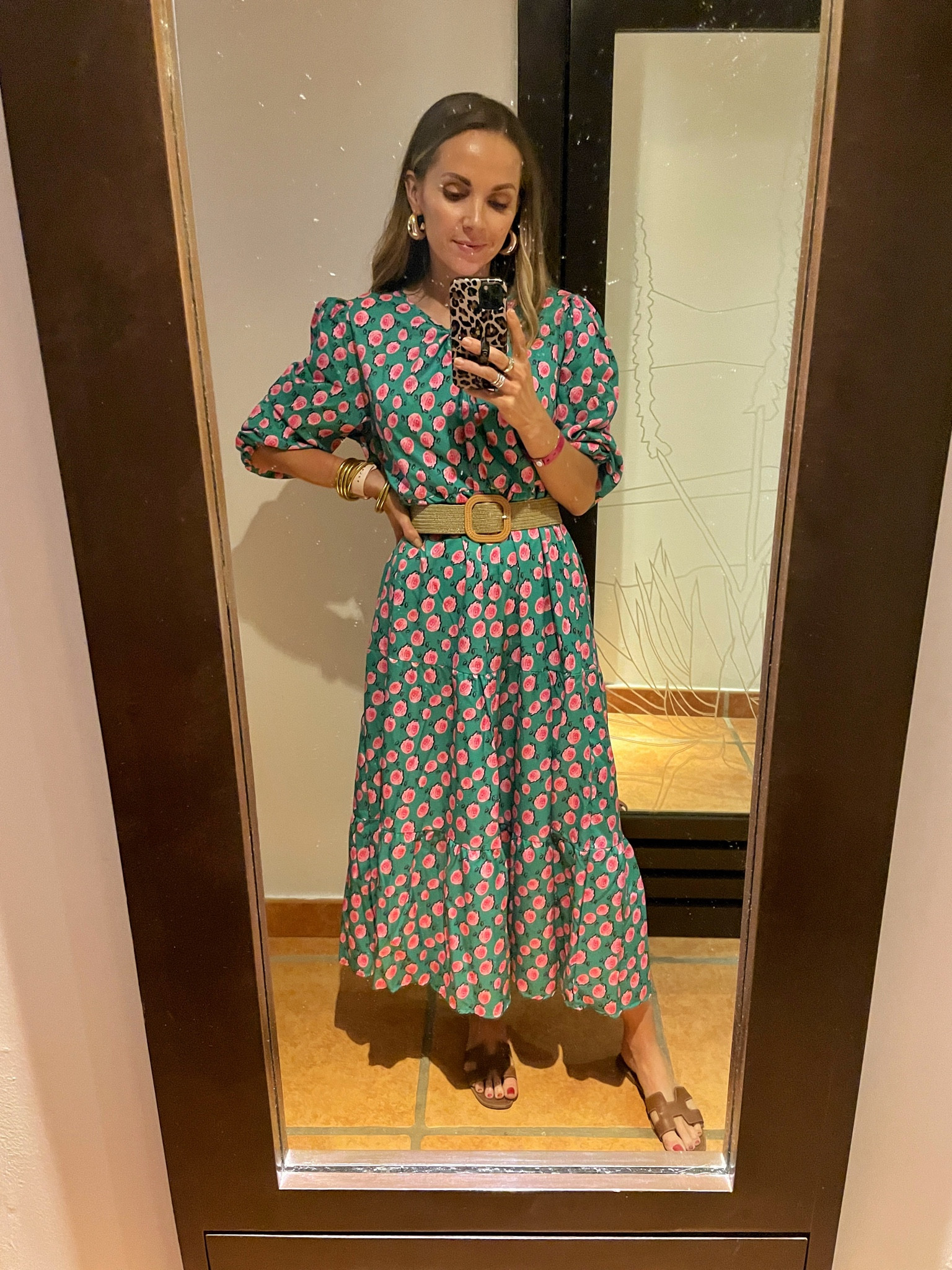 Accidentally bought an XXL 🤔🤷🏻‍♀️ pulled it from the package into my suitcase so I didn’t realize til I put it on 😂🙃 threw a belt on it and cinched the pull ties so it fit, and it worked. But definitely recommend getting your normal size 💀