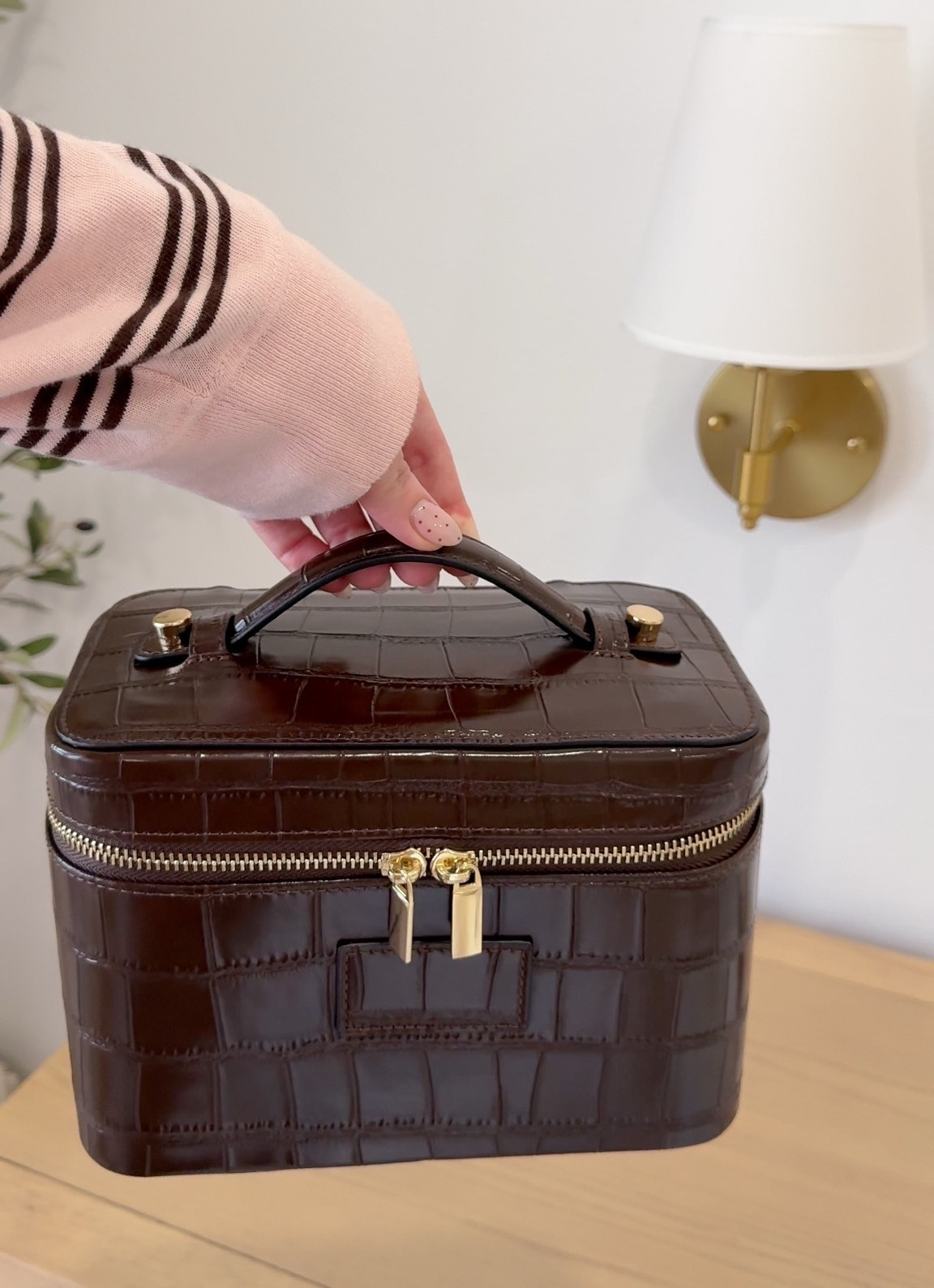 Luxe makeup case for less from Amazon!! It looks expensive but isn’t 👀 it fits so much makeup!

#LTKgrwm #LTKBeauty #LTKselfcare