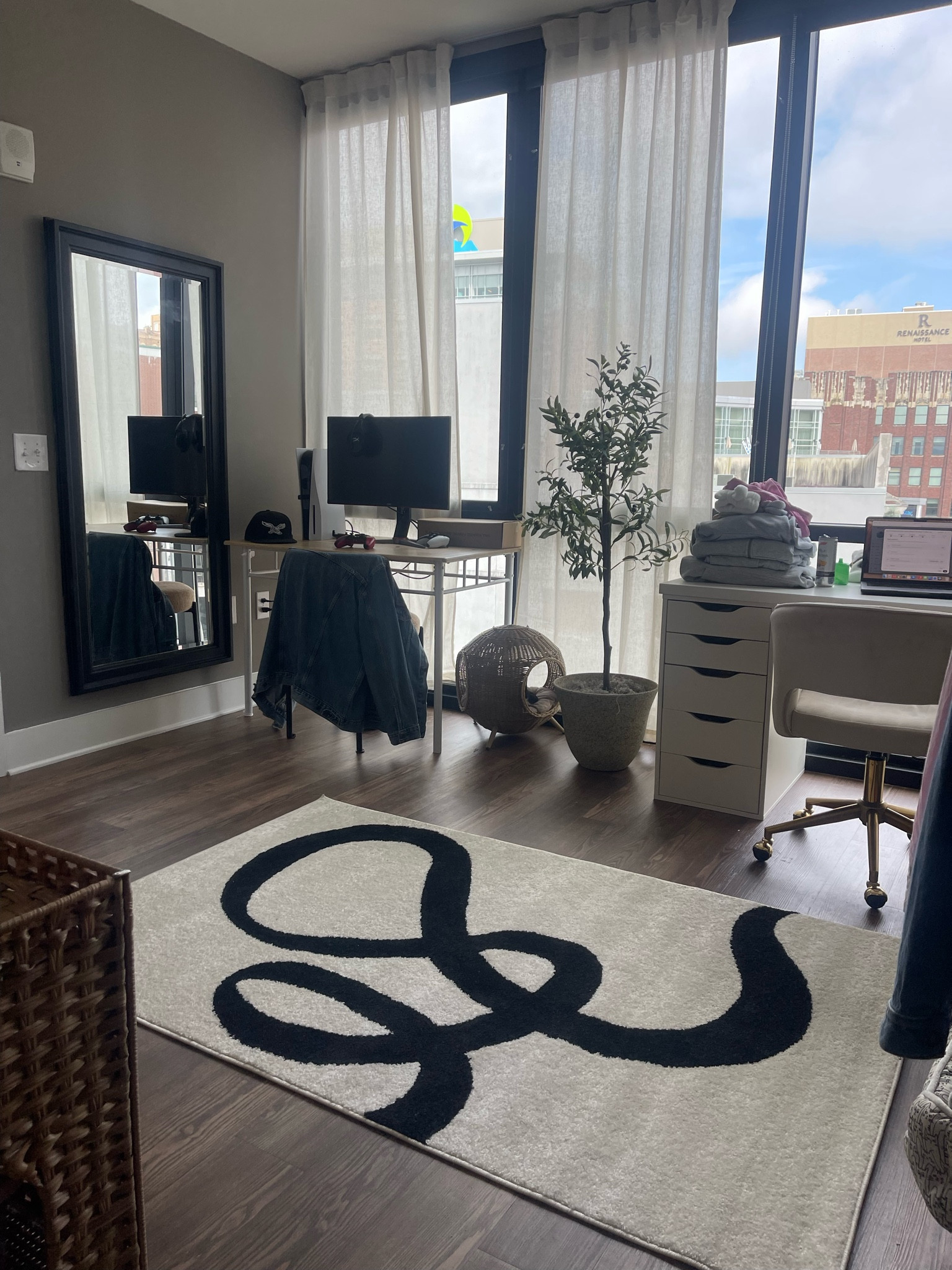 Office space essentials📝




Apartment decor, office space, home finds, Amazon home, office essentials, apartment decor 

#LTKFindsUnder50 #LTKHome #LTKStyleTip