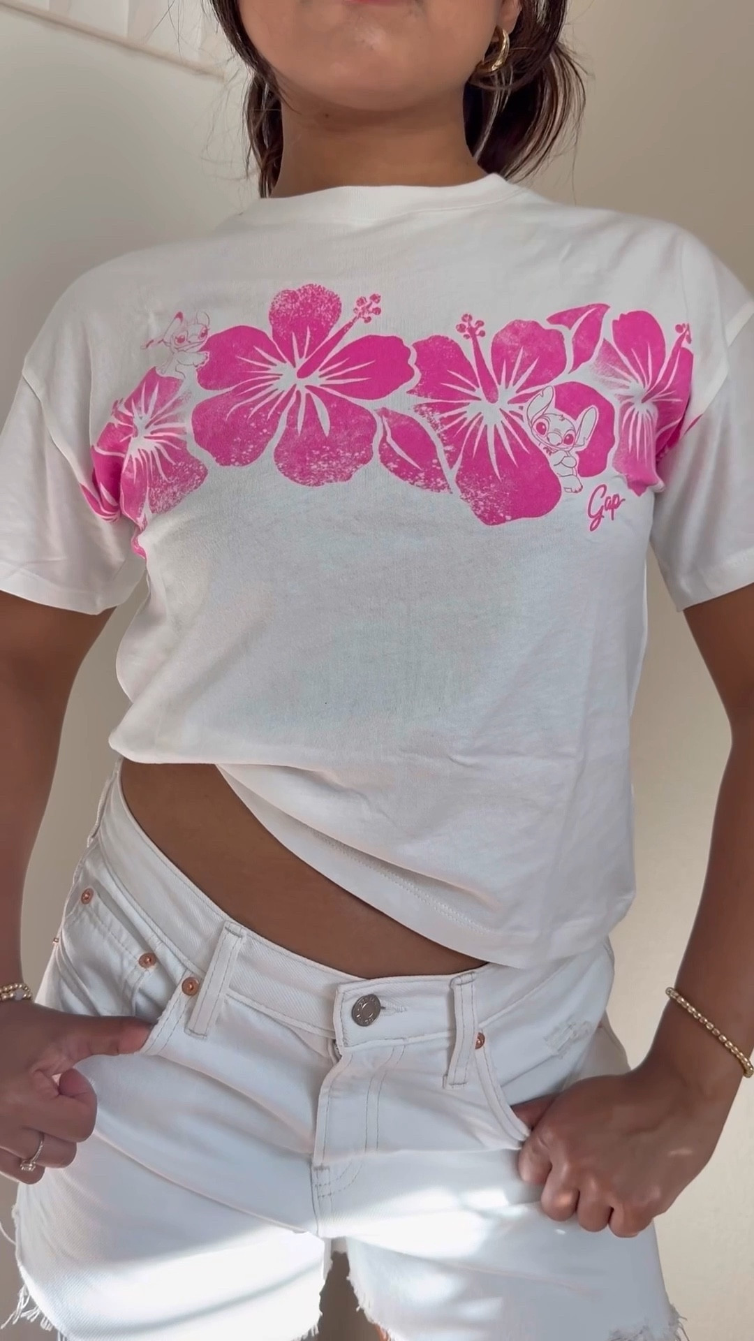 celebrating 6/26 day with @gap new stitch collection 🌺I’m obsessed with the pops of pink in this collection and excited to wear these pieces for the rest of summer! 

#gappartner #howyouweargap #liloandstitch #disneyoutfit #outfitidea #stitchoutfit 
