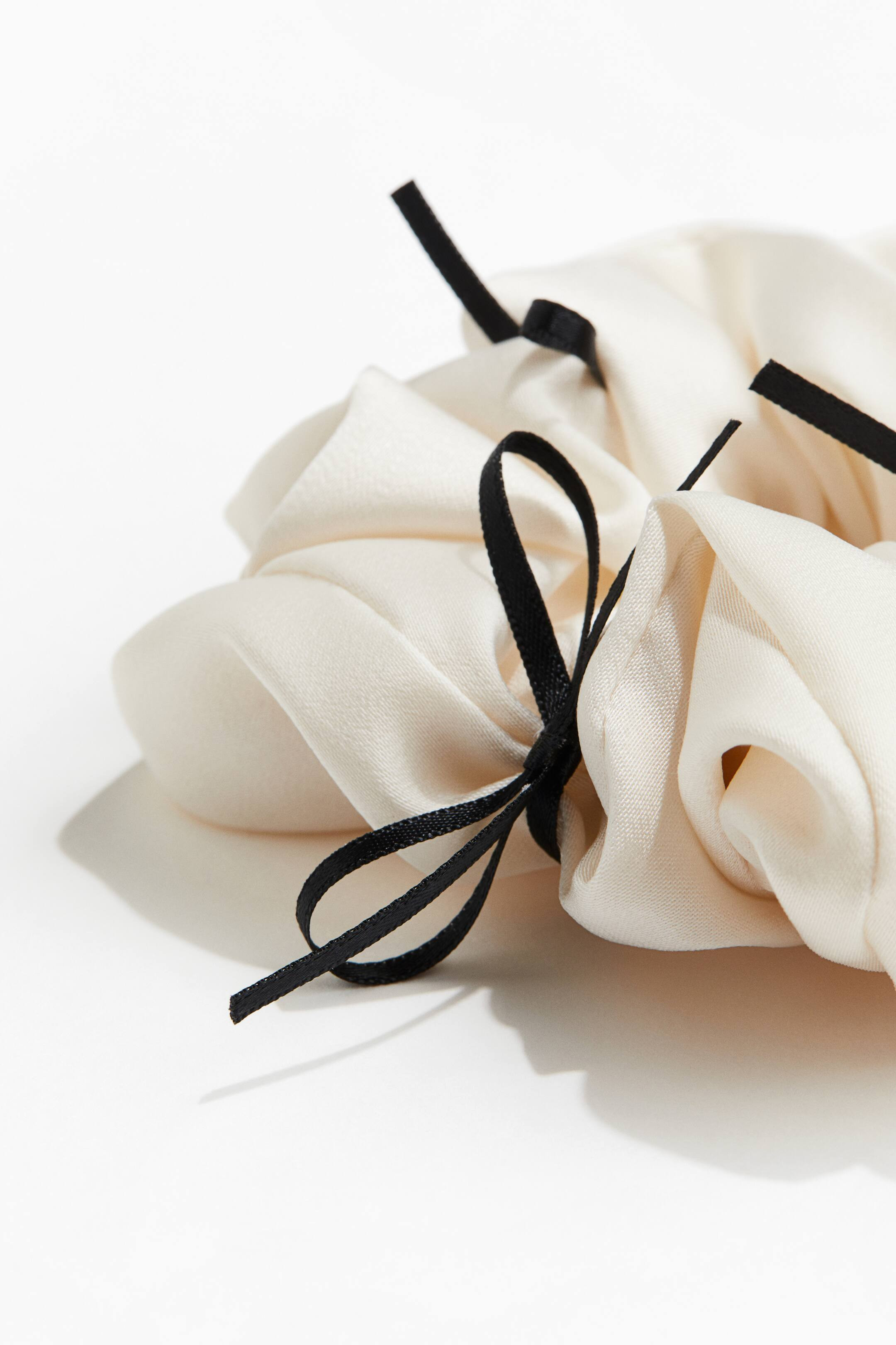 Bow-decorated scrunchie | H&M (UK, MY, IN, SG, PH, TW, HK)