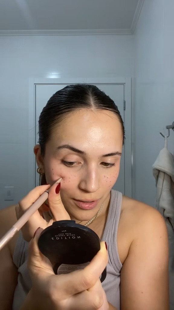 fake freckles com meu pincel favorito da SHEGLAM! da uma boa diferença na make e deixa ela mais natural… e da pra fazer na quantidade que tu preferir 🤎

#LTKbrasil #LTKbeauty