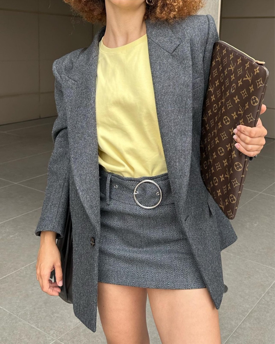Mini jupe en tweed grise jupe courte blazer en tweed gris ensemble jupe veste matching outfit gris ensemble gris teeshirt jaune t-shirt crop à manches courtes jaune poussin 

#LTKFind #LTKstyletip #LTKeurope