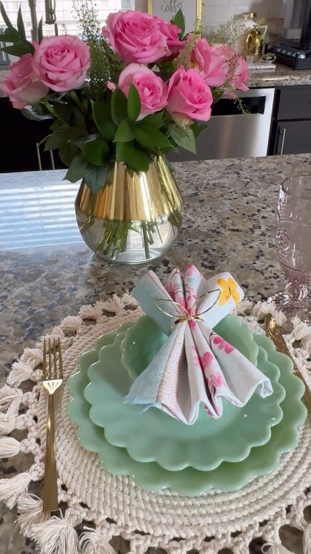 Drooling over these stunning pieces from @walmart! Can you tell that I’m loving pastels for Spring/Easter? This is the perfect setup for hosting and welcoming guests into your home. #walmartpartner #walmarthome 