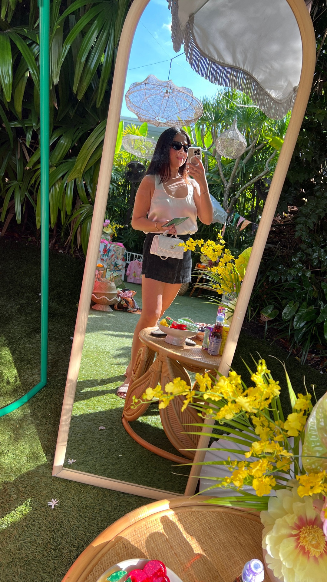 Outfit of the day 

Cami NYC silk cami tank in Ceramic (wearing a small)

Alice & Olivia Skort (size 26)


#LTKootd