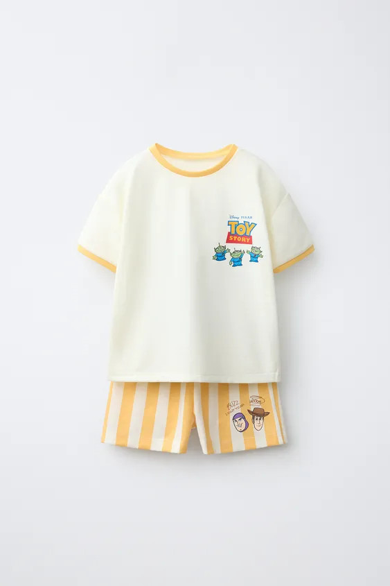 Two-piece pajamas. Short-sleeved T-shirt with a round neck. Bermuda shorts with an elastic waistb... | Zara US