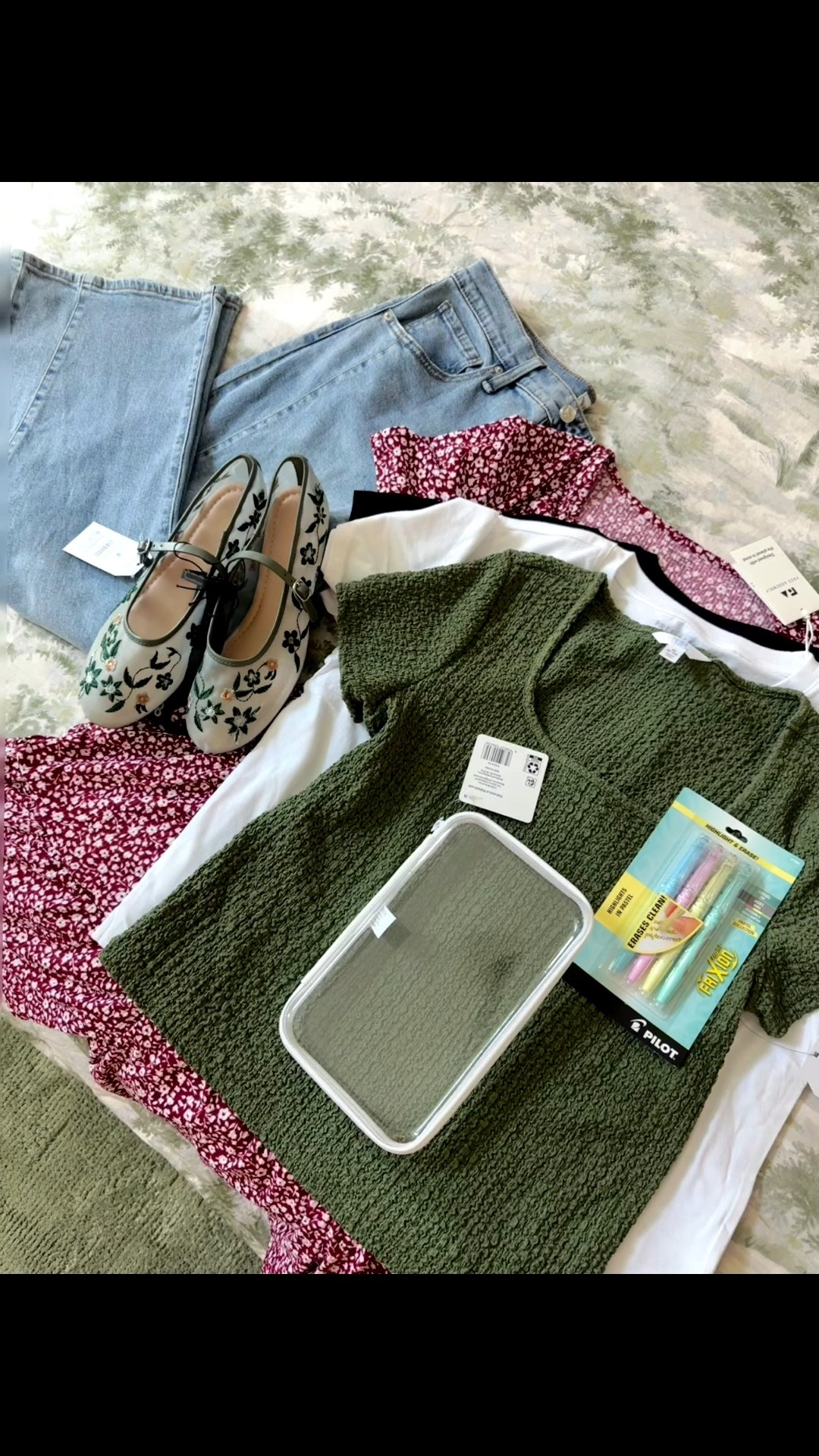 Back to school
Shopping for mom!
#barreljeans
#fallstyle

#LTKStyleTip #LTKMidsize #LTKFindsUnder50