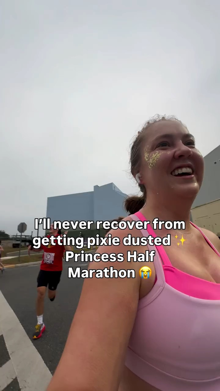 One of my absolute FAVE moments of the Princess Half Marathon was getting pixie dusted during the final mile of the race 😭 so so so fun!!
