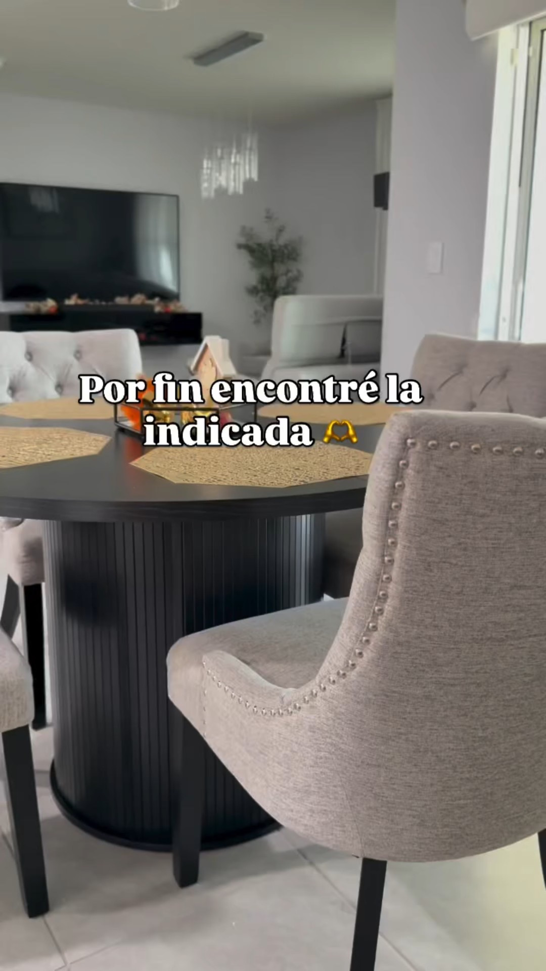 Qué les parece la decoración del comedor, como quedó, ahora ? 
Esta mesa que ven aquí es súper funcional para cualquier espacio pequeño. Aparte tiene unas gavetas que te ayudan a minimizar el ruido a la hora de poner la mesa les dejo el link en mi perfil, por si la quieren está espectacular, la van amar , #ideasforhomedecor #decoracióndeinteriores #homedecor #roominspo #ideasdecoracion #tipsdeorden #tipsdecomprasinteligentes