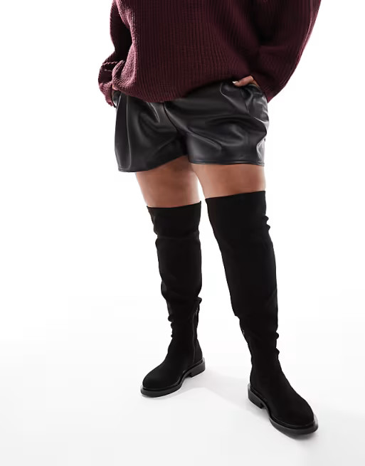 ASOS DESIGN Curve – Kaylee – Flache, elegante Overknee-Stiefel in Schwarz | ASOS (Global)