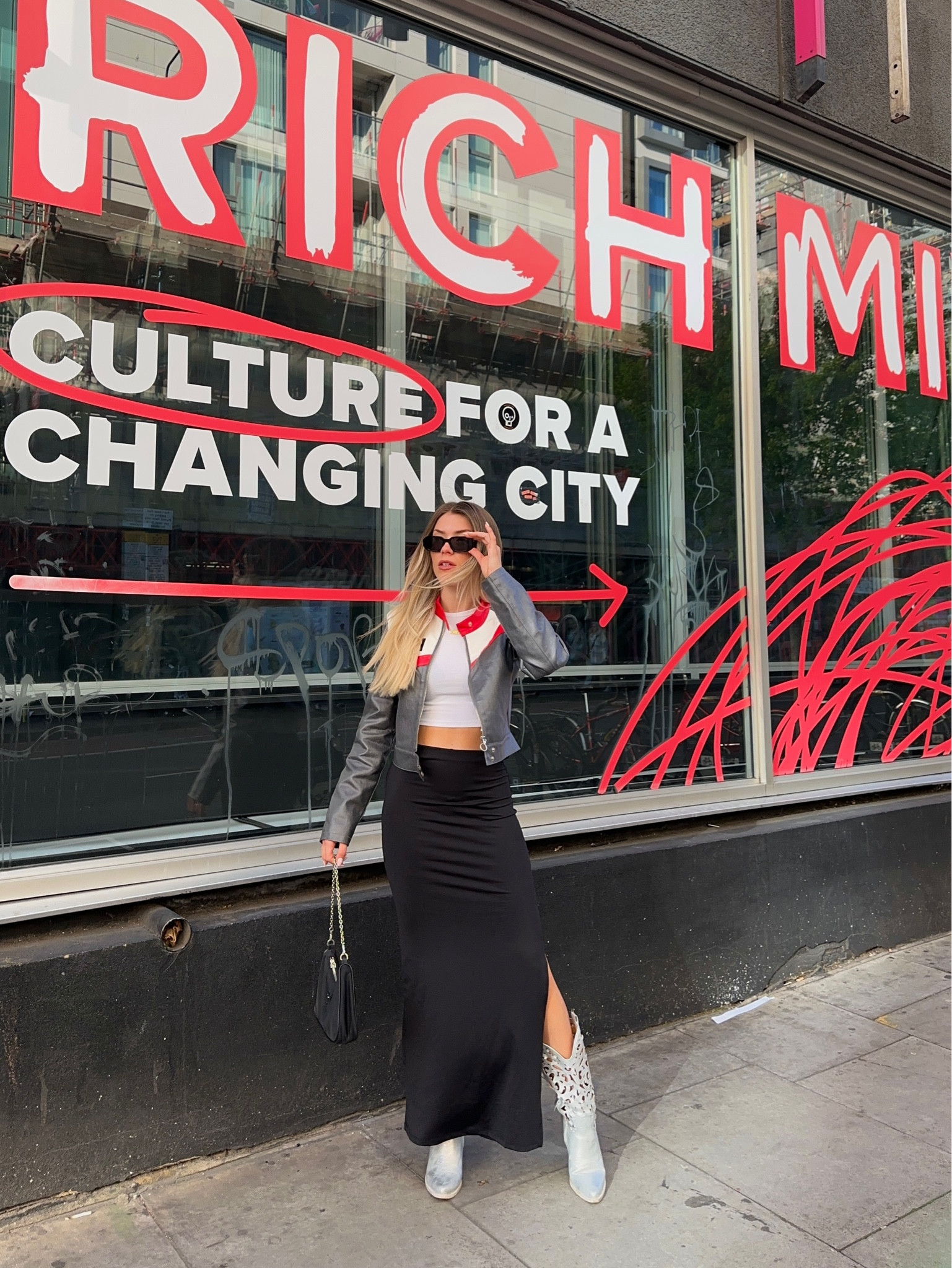 🖤❤️🖤