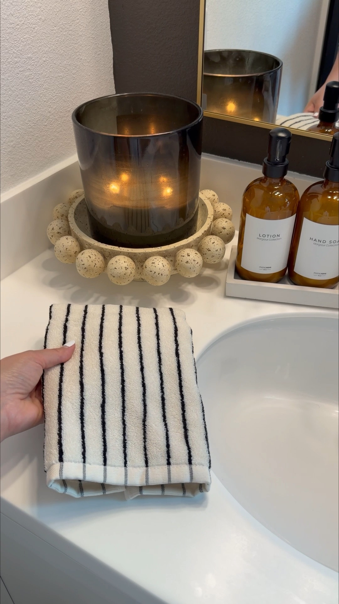 Bathroom refresh 🫶😌






Bathroom makeover | soap dispensers | neutral home decor | wal art | minimal | faux greenery | plants | bath towels | shower curtain | home design | interior decor | home remodel | new home | guest bathroom

#LTKHome