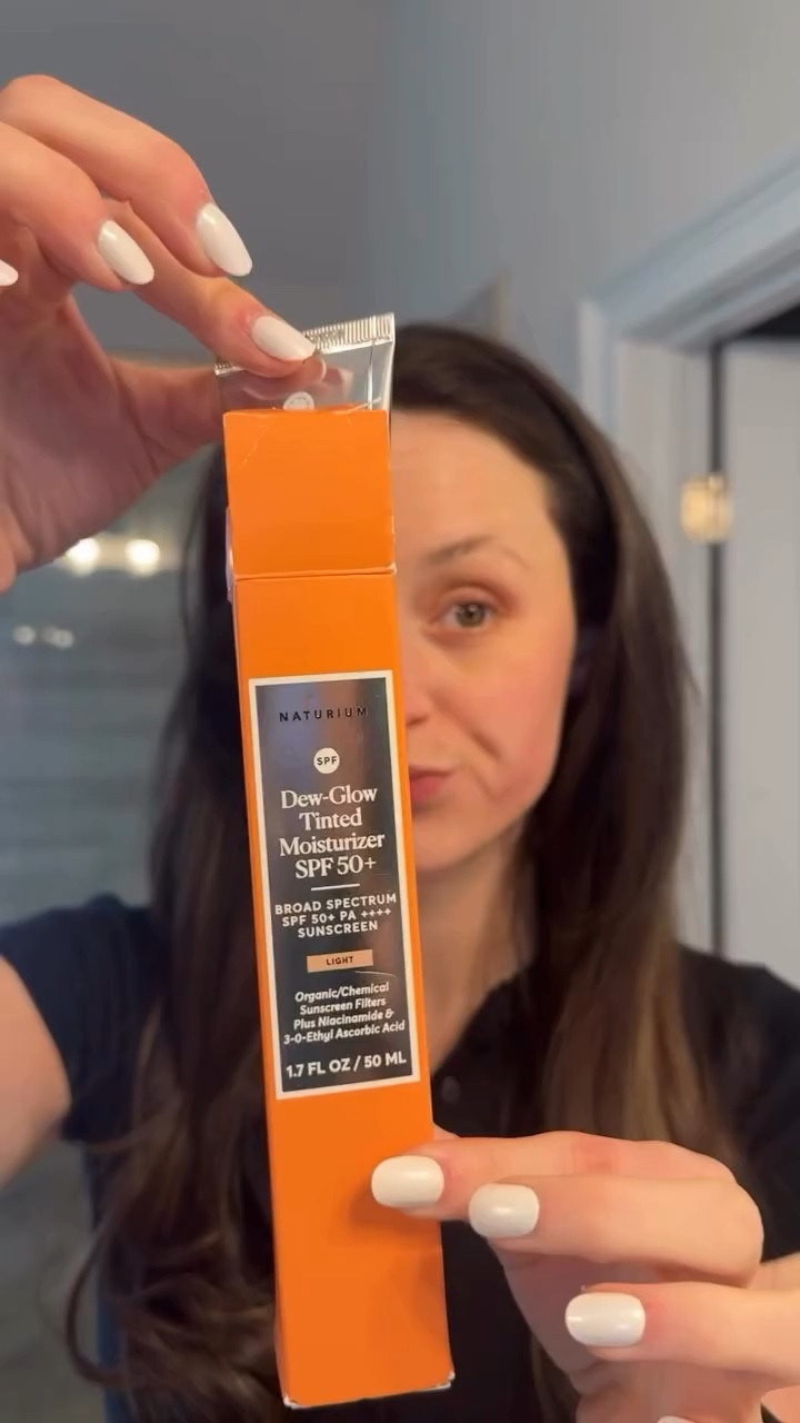 @naturium products are taken over in my routine! Affordable and great quality. This SPF feels & looks good which is all I could ask for - texture is great and it gives a natural but glowing look

.
.
.
#naturium #tintedspf #naturallook #naturalmakeuplook #spfprotection