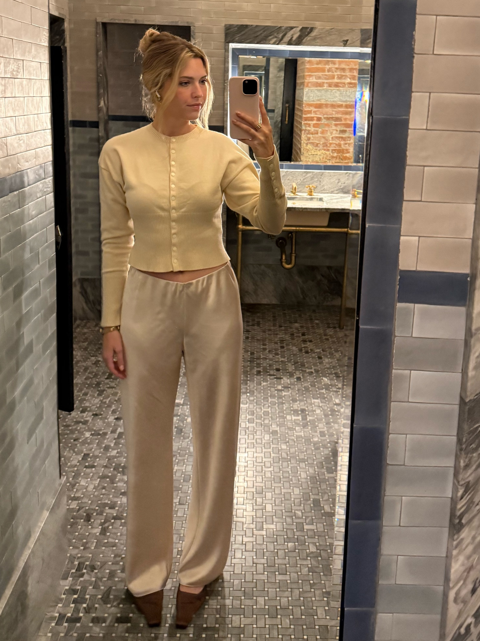 Chic casual office outfit. Fall transitional fashion