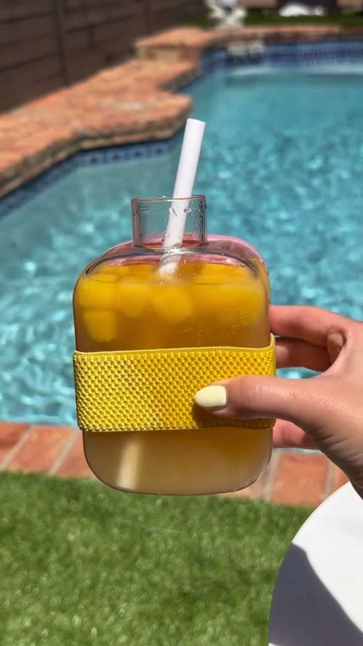 poolside mimosa🍊🥂 comment “shop” and i will send you 🔗 to the cup! 
*also linked in my april 🔗 story highlights

 #asmr #amazon #amazonfinds #summerready
