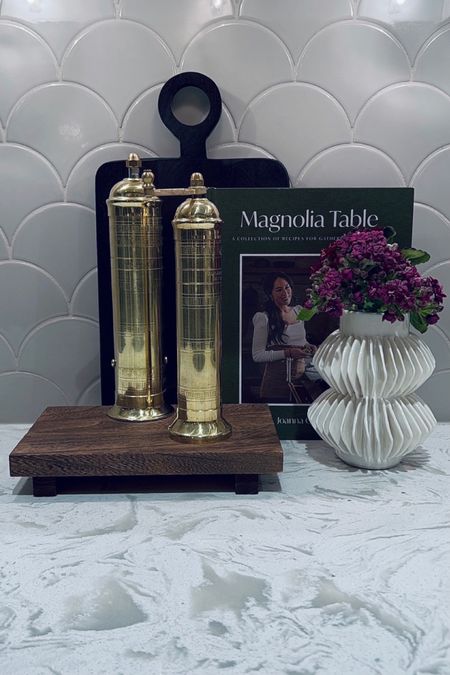 ☺️ A simple way to style your kitchen counter with a cookbook, cutting board, small white vase, wooden tray, and salt and pepper mill set! 

Shop the look below! 